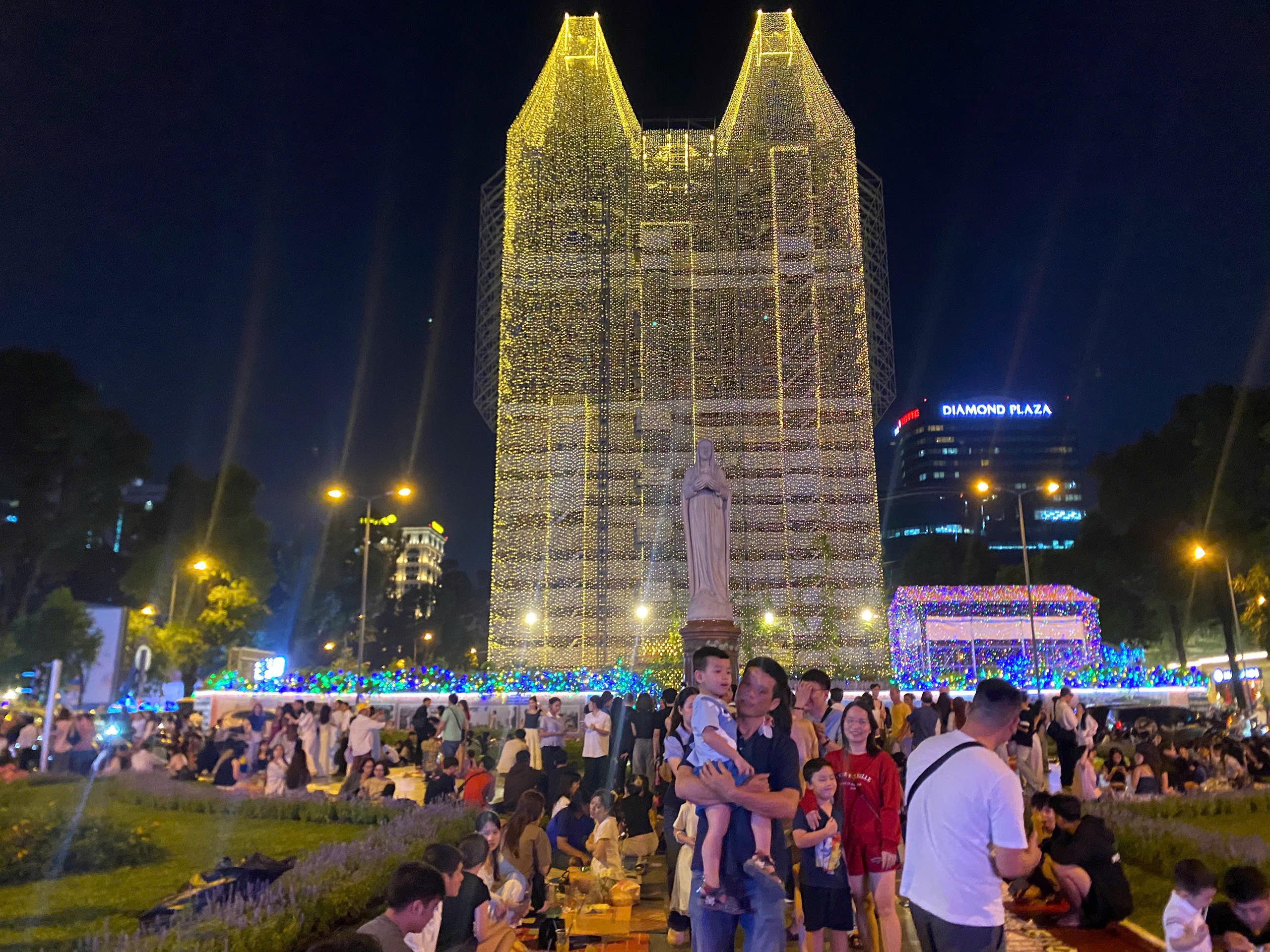 Nhà thờ Đức Bà Sài Gòn lên đèn: Người dân TP.HCM đi check-in Giáng sinh sớm - Ảnh 1.