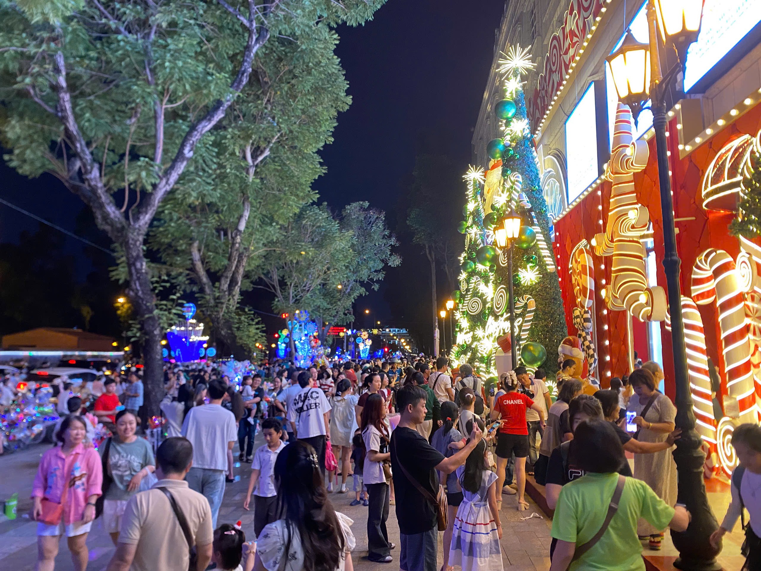 Nhà thờ Đức Bà Sài Gòn lên đèn: Người dân TP.HCM đi check-in Giáng sinh sớm - Ảnh 8.