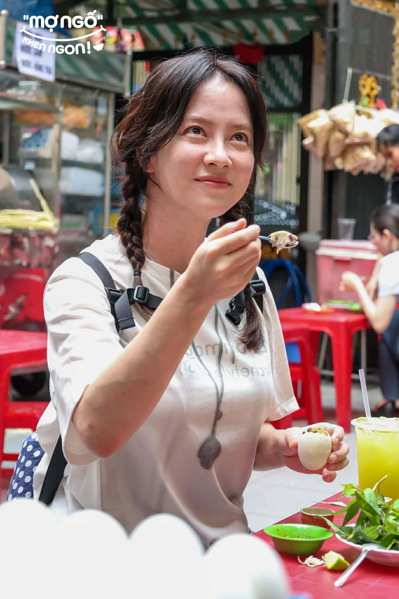 Song Ji Hyo thích thú ăn trứng vịt lộn ở Việt Nam - Ảnh 2.