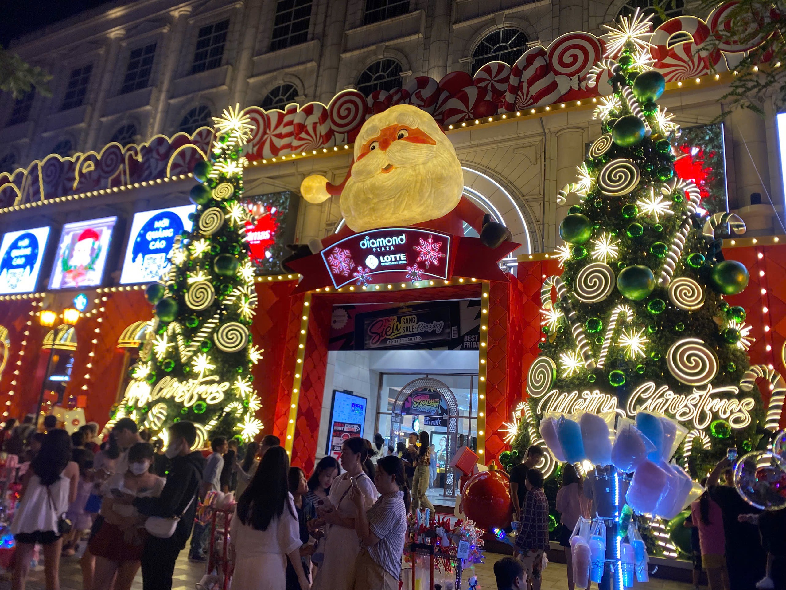 Nhà thờ Đức Bà Sài Gòn lên đèn: Người dân TP.HCM đi check-in Giáng sinh sớm - Ảnh 9.