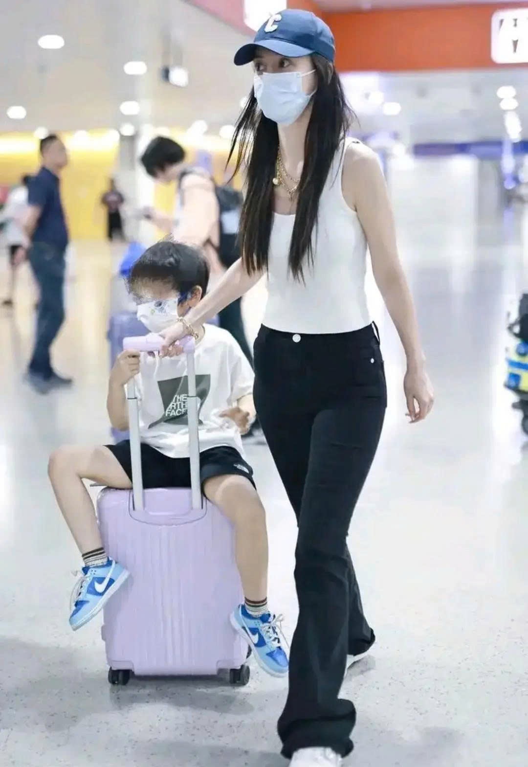 Angelababy ghi điểm với hình ảnh tận tụy dành cho con - Ảnh 2.