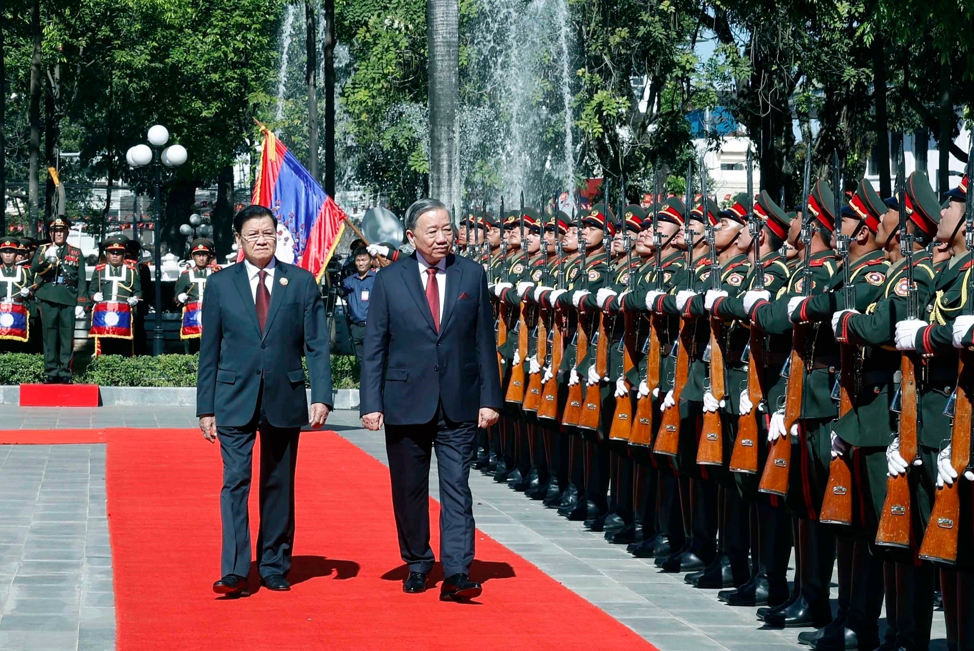 Lễ đón chính thức Tổng Bí thư Tô Lâm thăm cấp Nhà nước tới Lào - Ảnh 2.