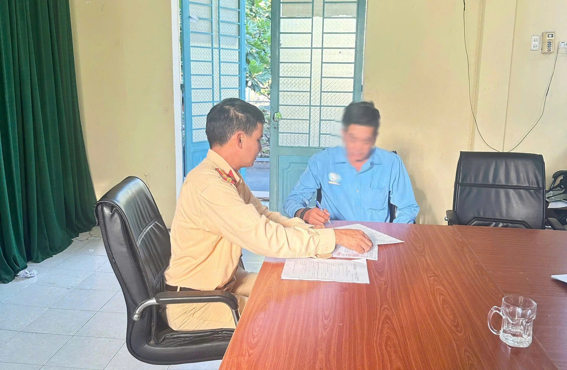 Tài xế chuyển làn ẩu trên cao tốc TP . HCM suýt gây tai nạn nghiêm trọng - Ảnh 2. Tài xế chuyển làn ẩu trên cao tốc TP . HCM suýt gây tai nạn nghiêm trọng - Ảnh 2.