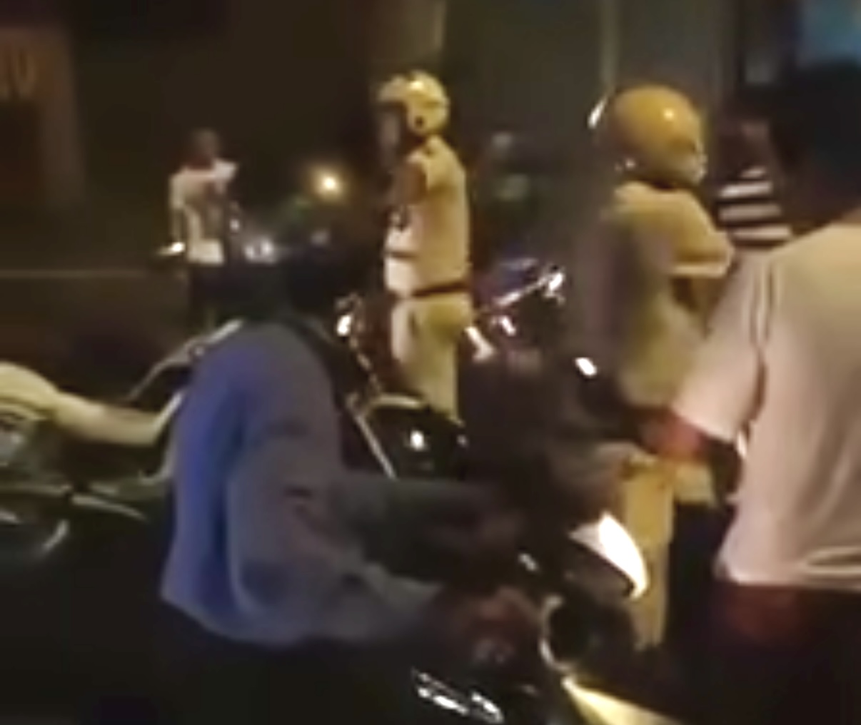 Sự thật clip 'bị chở lên phường, nam thanh niên ngồi sau chọc lét làm CSGT ngãxe' - Ảnh 1.