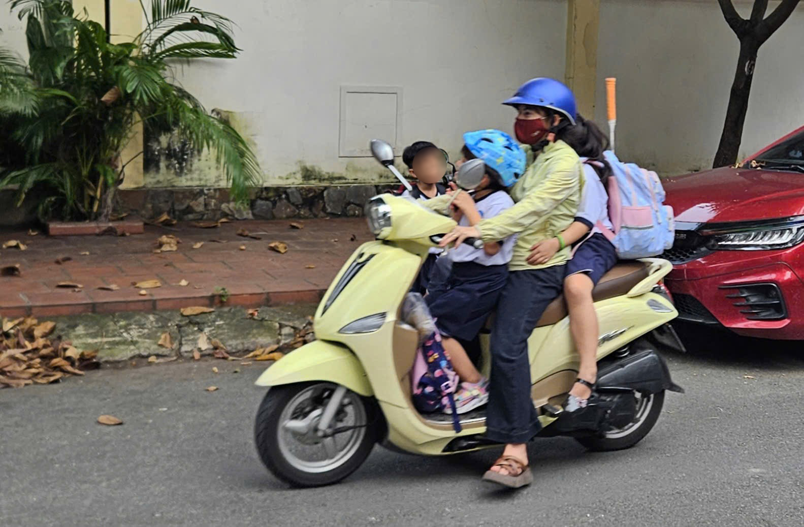 Chở trẻ em trên 6 tuổi ngồi trước xe máy bị CSGT phạt 9 triệu: Tại sao? - Ảnh 3.