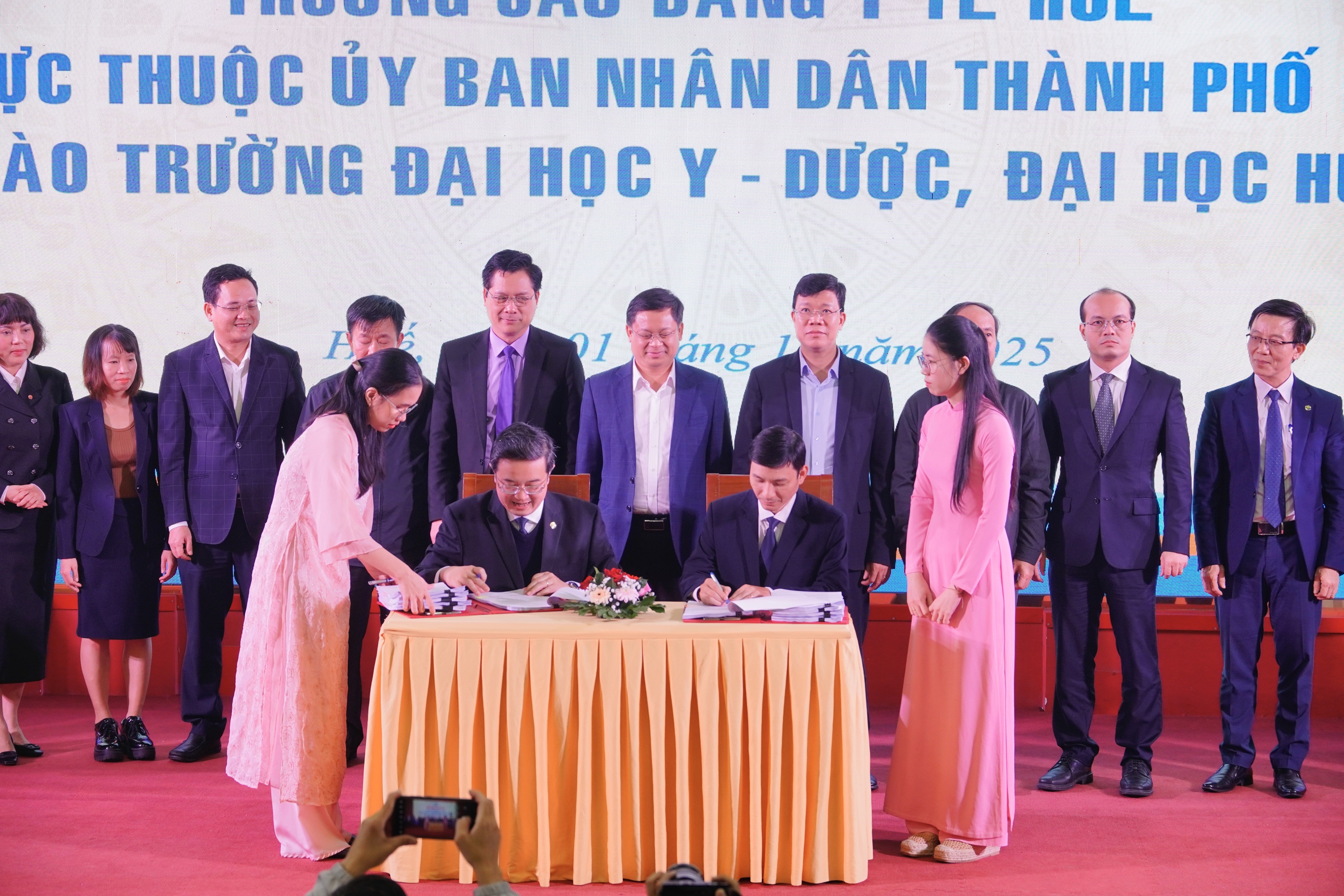 Bàn giao Trường Cao đẳng Y tế Huế sáp nhập vào Đại học Y Dược Huế- Ảnh 2. Bàn giao Trường Cao đẳng Y tế Huế sáp nhập vào Đại học Y Dược Huế- Ảnh 2.