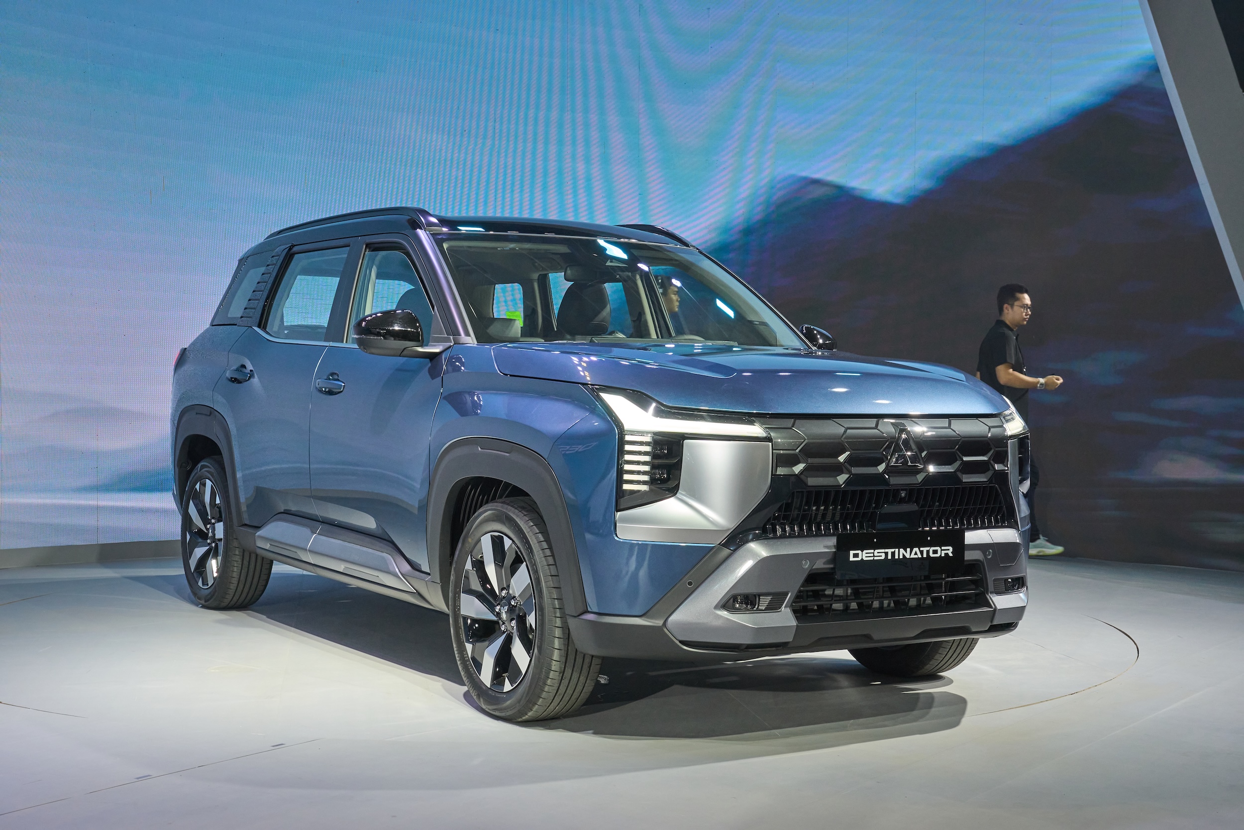 Ph&acirc;n kh&uacute;c crossover cỡ trung qu&yacute; 1/2026: VinFast VF 7 vượt mặt Ford Territory - Ảnh 1.