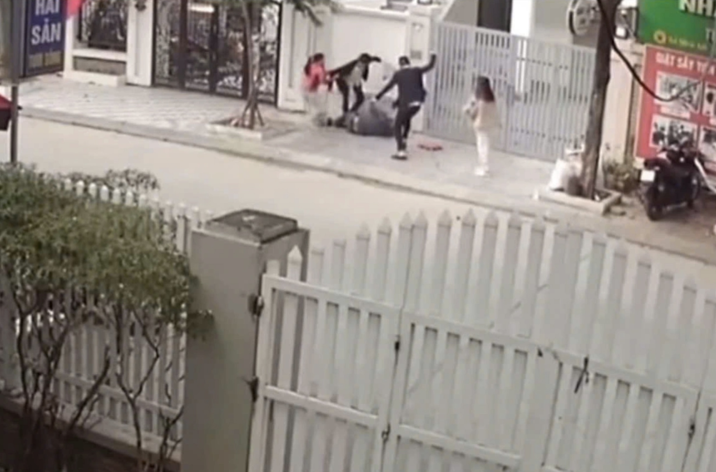 Đánh hội đồng đối phương thương tích 13% sau va chạm giao thông - Ảnh 2.