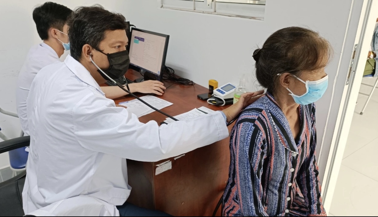 Cà Mau đề xuất giữ hỗ trợ để giữ chân 2.085 nhân viên y tế cơ sở - Ảnh 1.