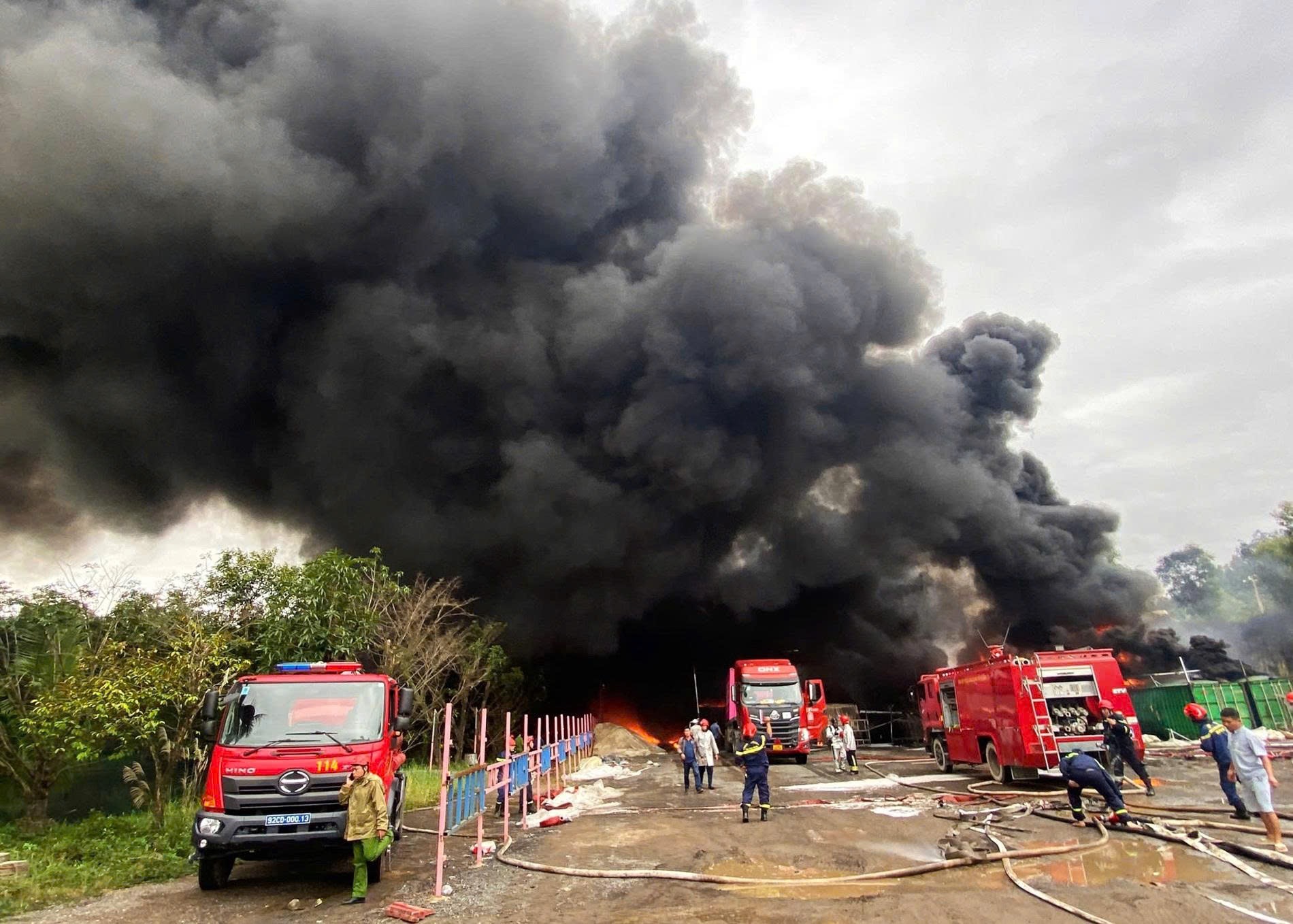 Đà Nẵng: Nhựa đường bốc cháy dữ dội, điều khẩn cấp robot chữa cháy ứng cứu- Ảnh 2.