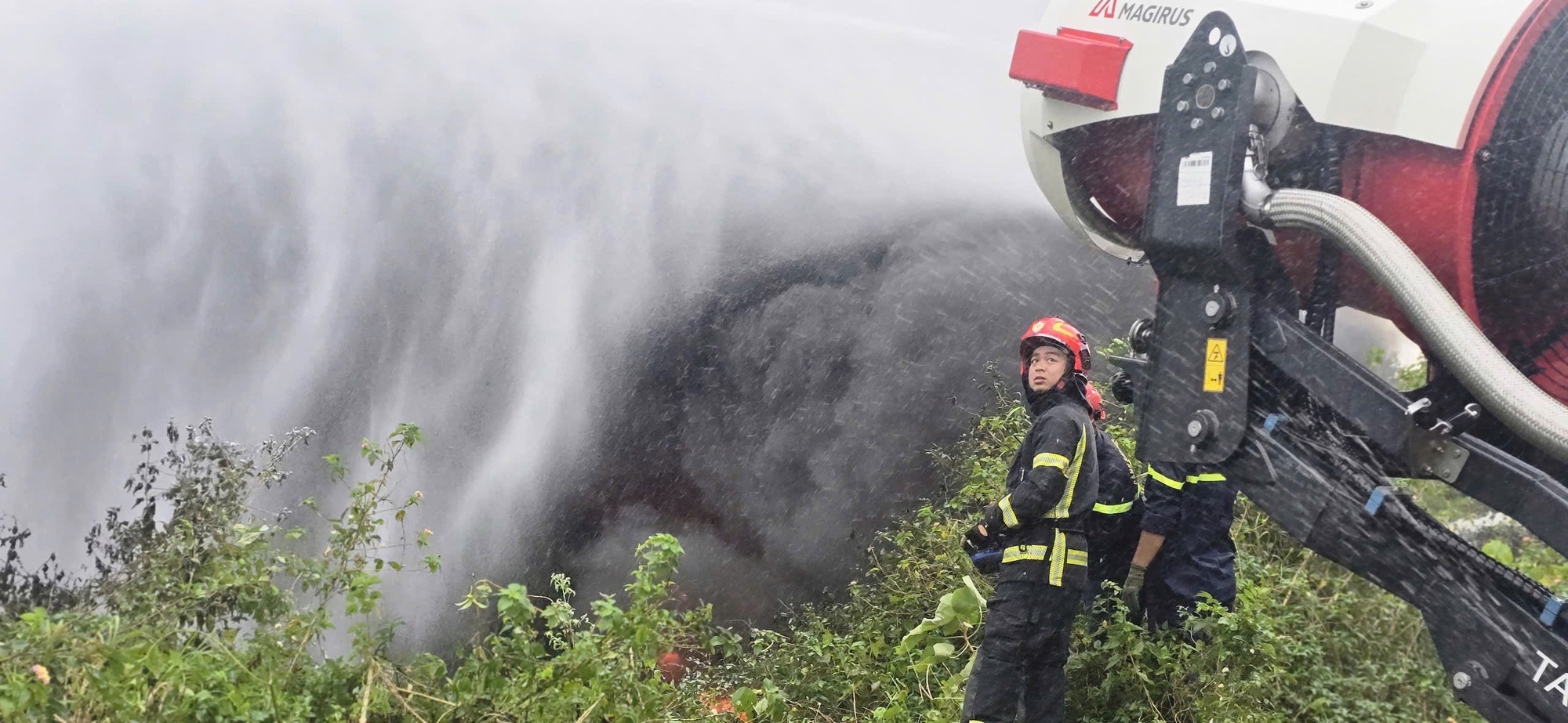 Đà Nẵng: Nhựa đường bốc cháy dữ dội, điều khẩn cấp robot chữa cháy ứng cứu- Ảnh 3.