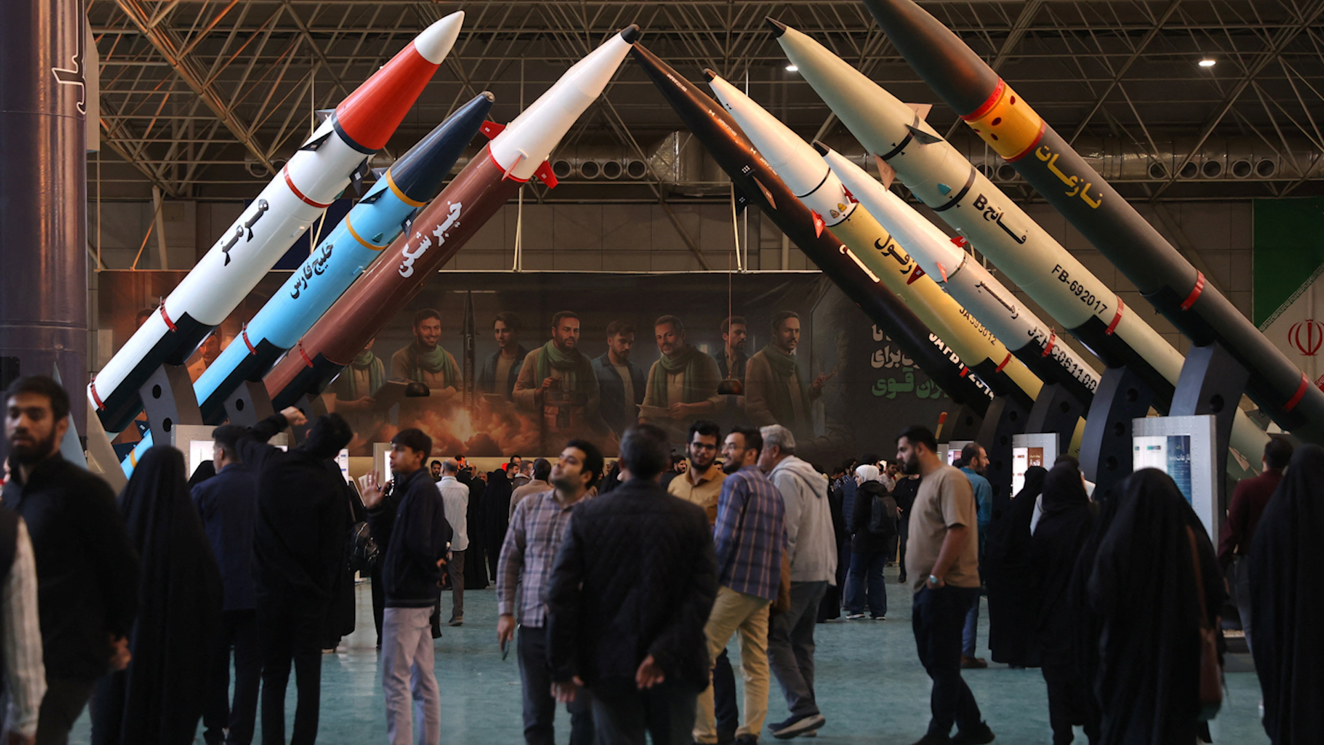 Iran c&ocirc;ng bố h&igrave;nh ảnh chưa từng thấy về cuộc chiến với Israel - Ảnh 1.