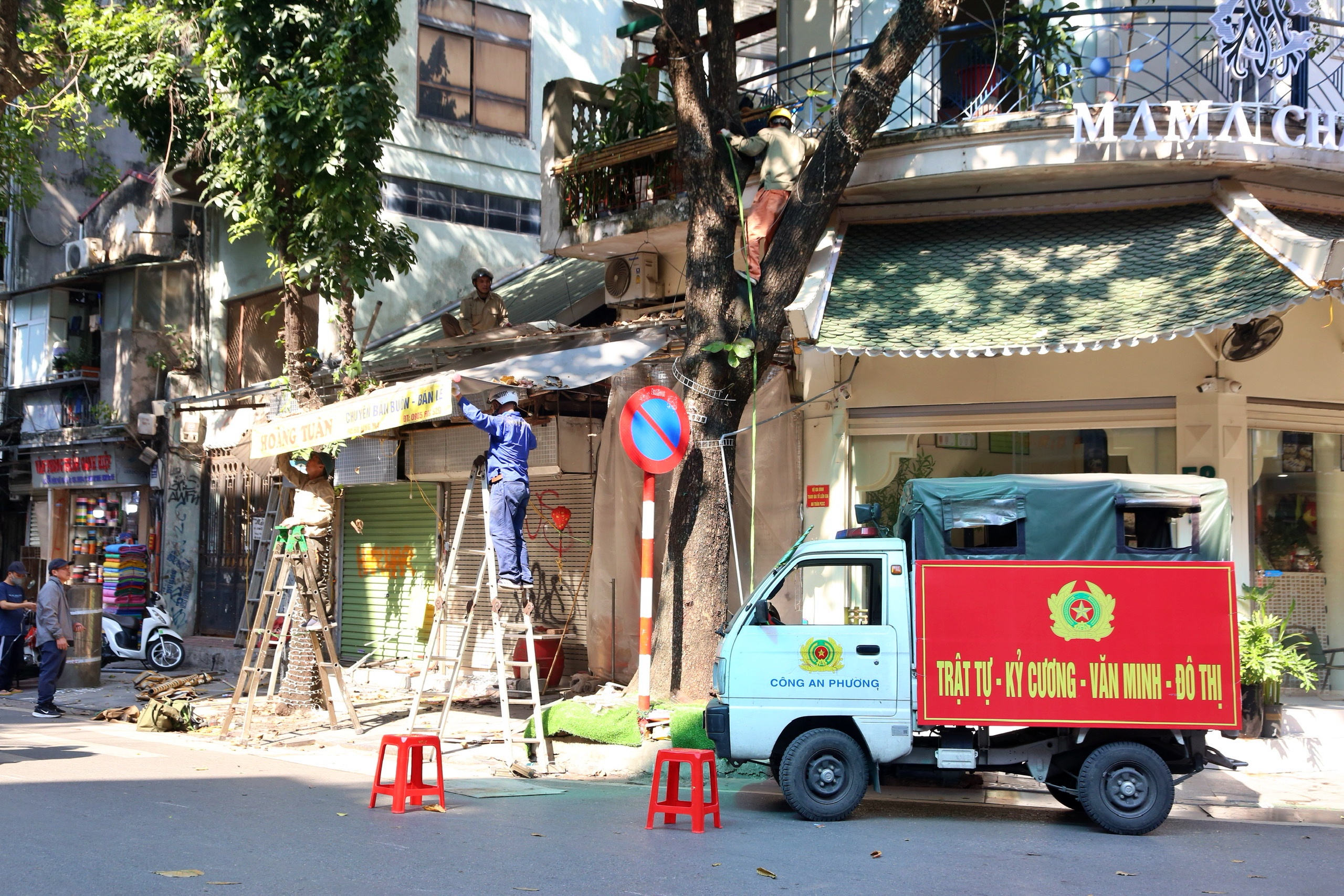 Bí thư Hà Nội yêu cầu chấm dứt tư duy quản lý đô thị kiểu chiến dịch - Ảnh 1. Bí thư Hà Nội yêu cầu chấm dứt tư duy quản lý đô thị kiểu chiến dịch - Ảnh 1.