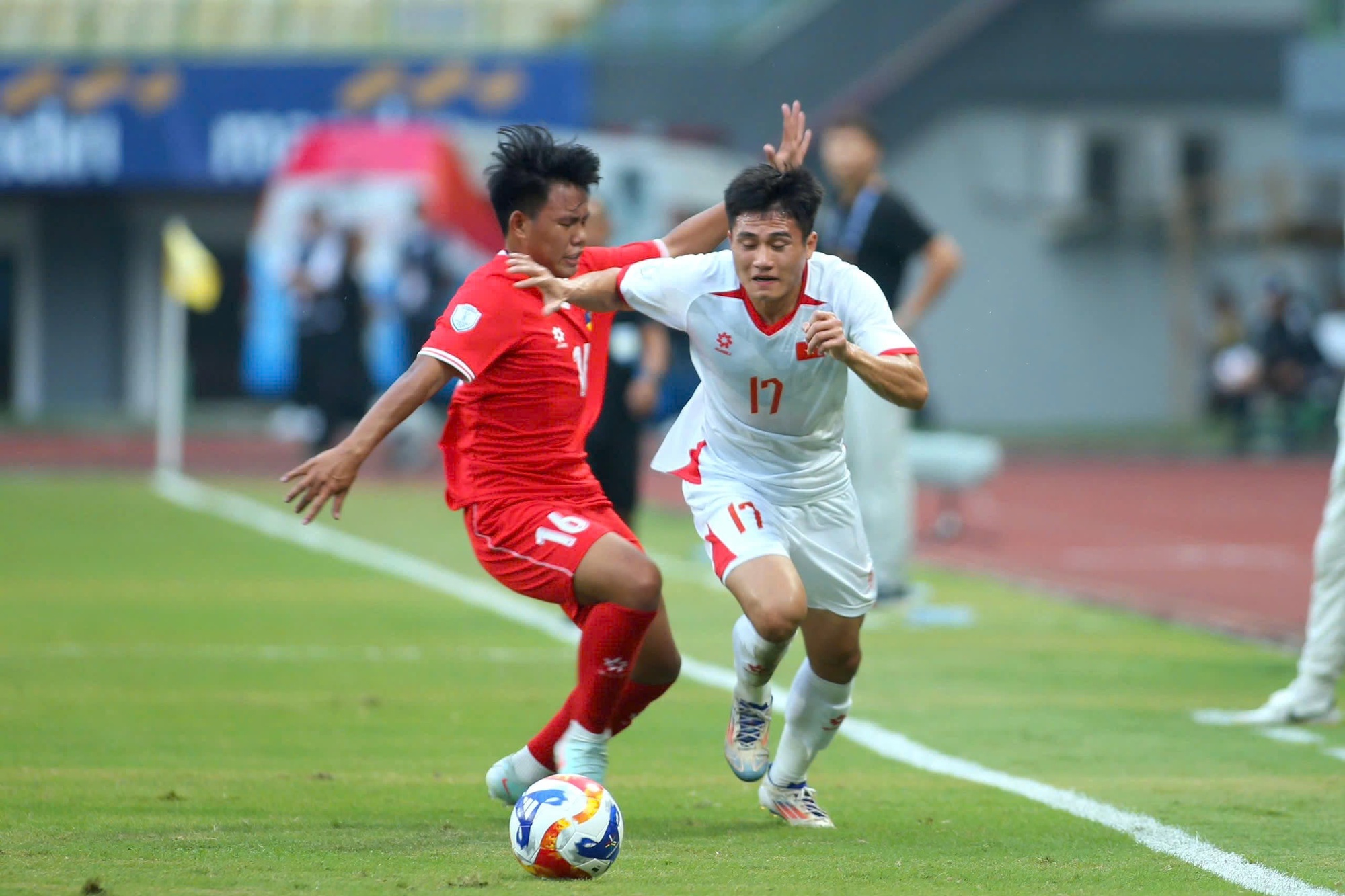 ទូរទស្សន៍រាប់សិបផ្សាយការប្រកួត U.23 វៀតណាម ប៉ះឡាវ និងម៉ាឡេស៊ី៖ តើគូប្រកួតខ្លាំង ឬខ្សោយ? - រូបថត ២. Lộ diện ‘hàng tá’ kênh phát U.23 Việt Nam đấu Lào và Malaysia: Đối thủ mạnh, yếu thế nào ?- Ảnh 2.