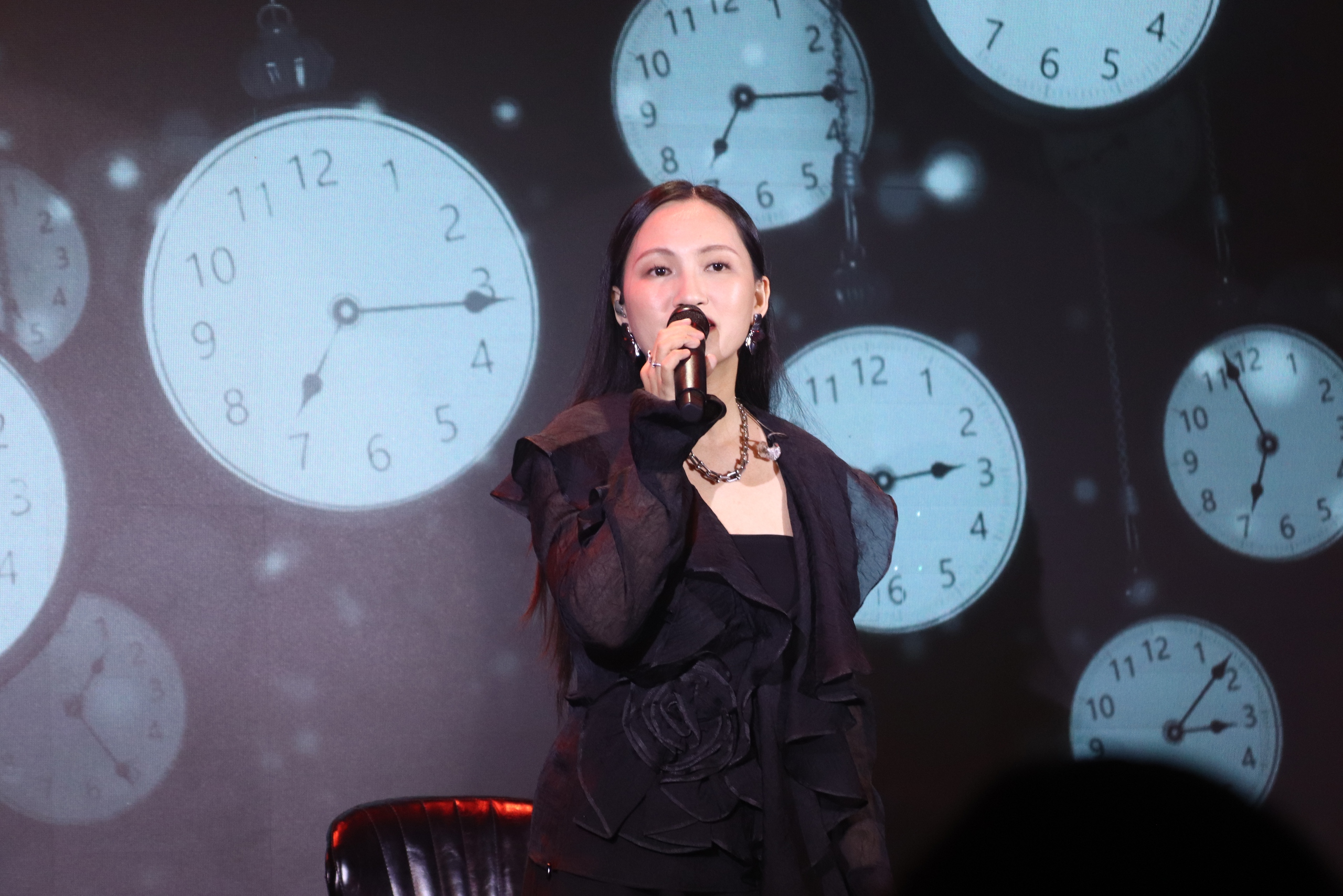 - Fotografia 1. Quang Dũng, Hà Nhi trình diễn thăng hoa trong đêm nhạc 'Thương về miền Trung' - Ảnh 1.