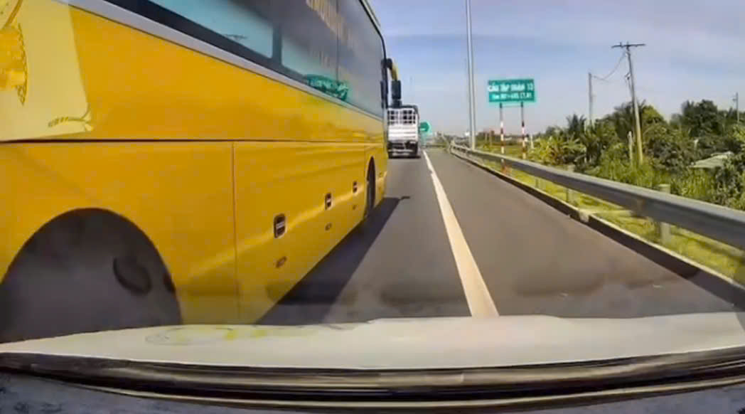 Tài xế chuyển làn ẩu trên cao tốc TP . HCM suýt gây tai nạn nghiêm trọng - Ảnh 1. Tài xế chuyển làn ẩu trên cao tốc TP . HCM suýt gây tai nạn nghiêm trọng - Ảnh 1.