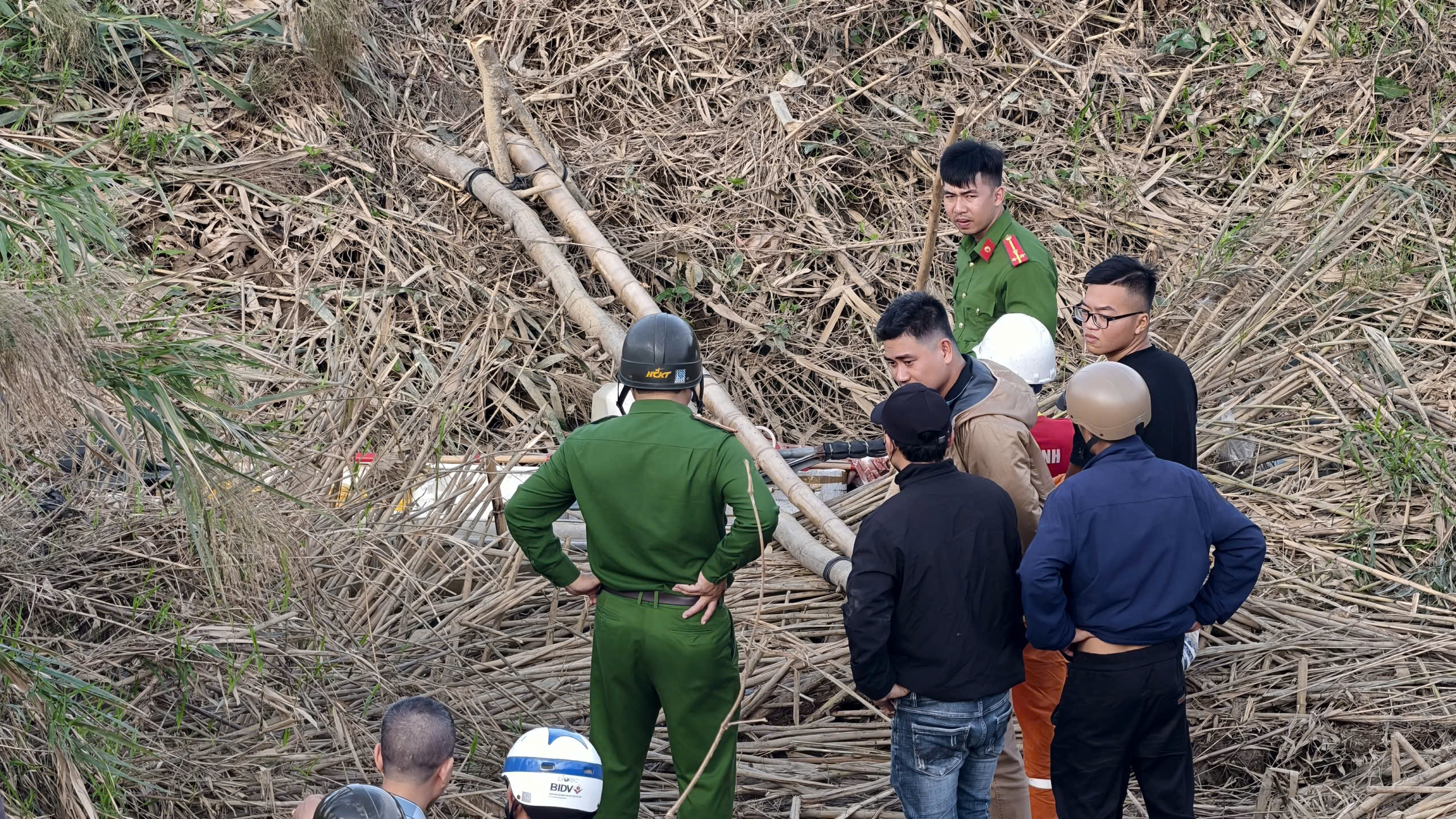 Công an điều tra nguyên nhân người đàn ông tử vong trên ghe ở sông Trà Khúc- Ảnh 2. Công an điều tra nguyên nhân người đàn ông tử vong trên ghe ở sông Trà Khúc- Ảnh 2.