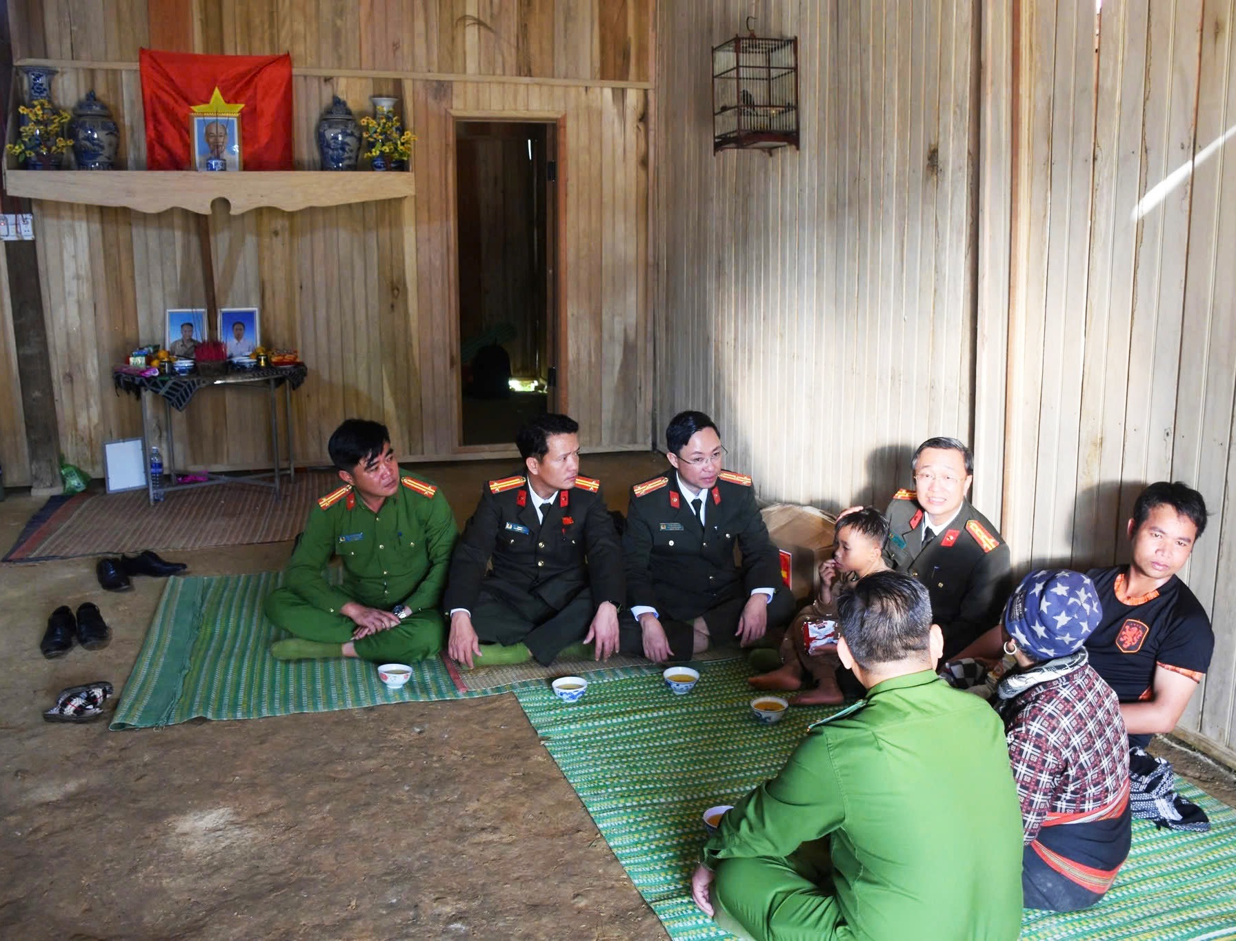 Dừng tìm kiếm tung tích vợ chồng công an viên mất tích do sạt lở núi- Ảnh 2. Dừng tìm kiếm tung tích vợ chồng công an viên mất tích do sạt lở núi- Ảnh 2.