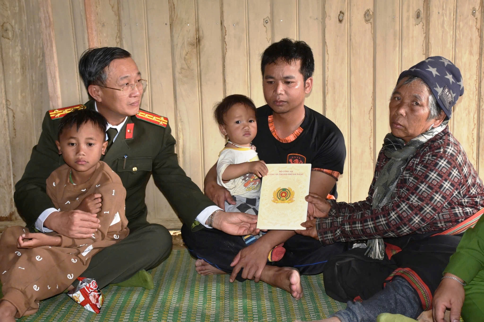 Dừng tìm kiếm tung tích vợ chồng công an viên mất tích do sạt lở núi- Ảnh 1. Dừng tìm kiếm tung tích vợ chồng công an viên mất tích do sạt lở núi- Ảnh 1.