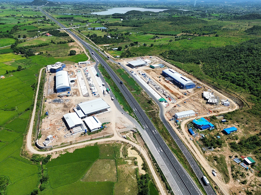 Trạm dừng nghỉ chạy đua tiến độ- Ảnh 2. Trạm dừng nghỉ chạy đua tiến độ- Ảnh 2.