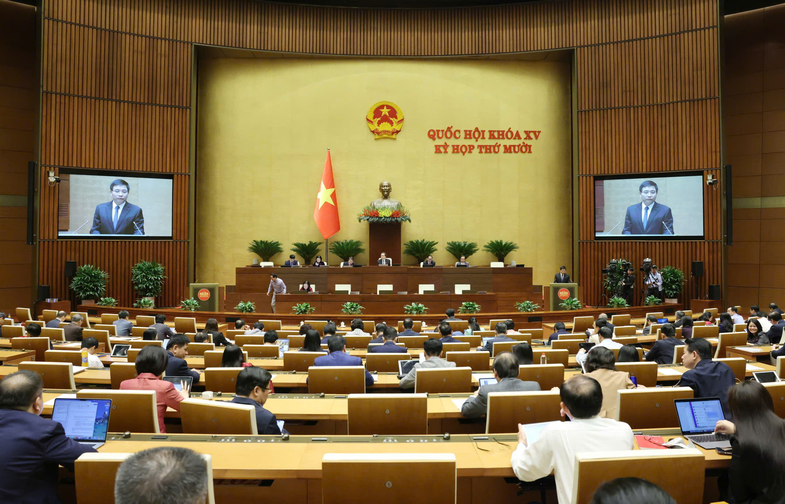 Quốc hội 'chốt' bổ sung đối tượng bị hoãn xuất cảnh nếu chậm nộp thuế - Ảnh 1.