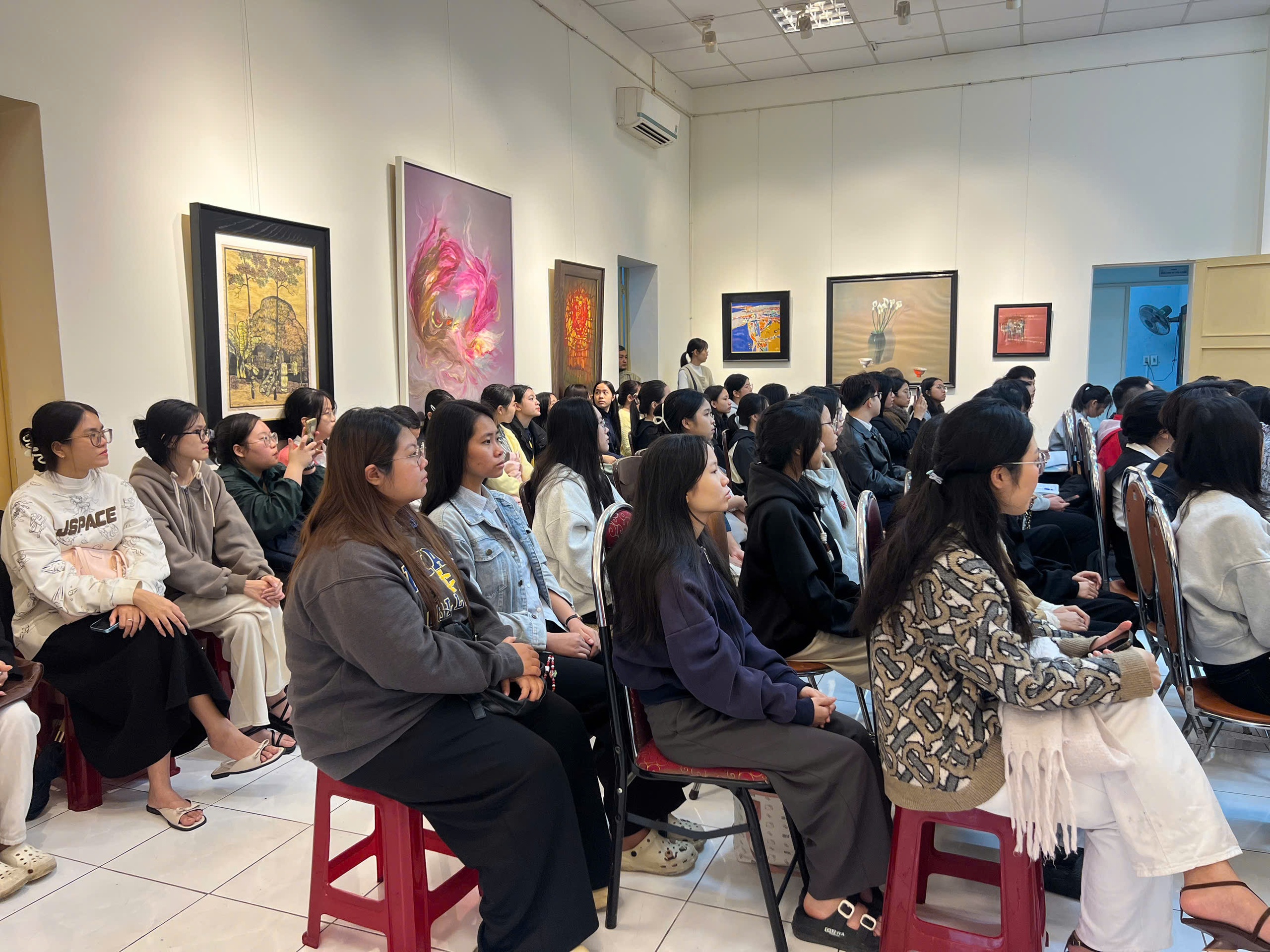 Văn học là suối nguồn nuôi dưỡng trái tim người thầy thuốc- Ảnh 2. Văn học là suối nguồn nuôi dưỡng trái tim người thầy thuốc- Ảnh 2.