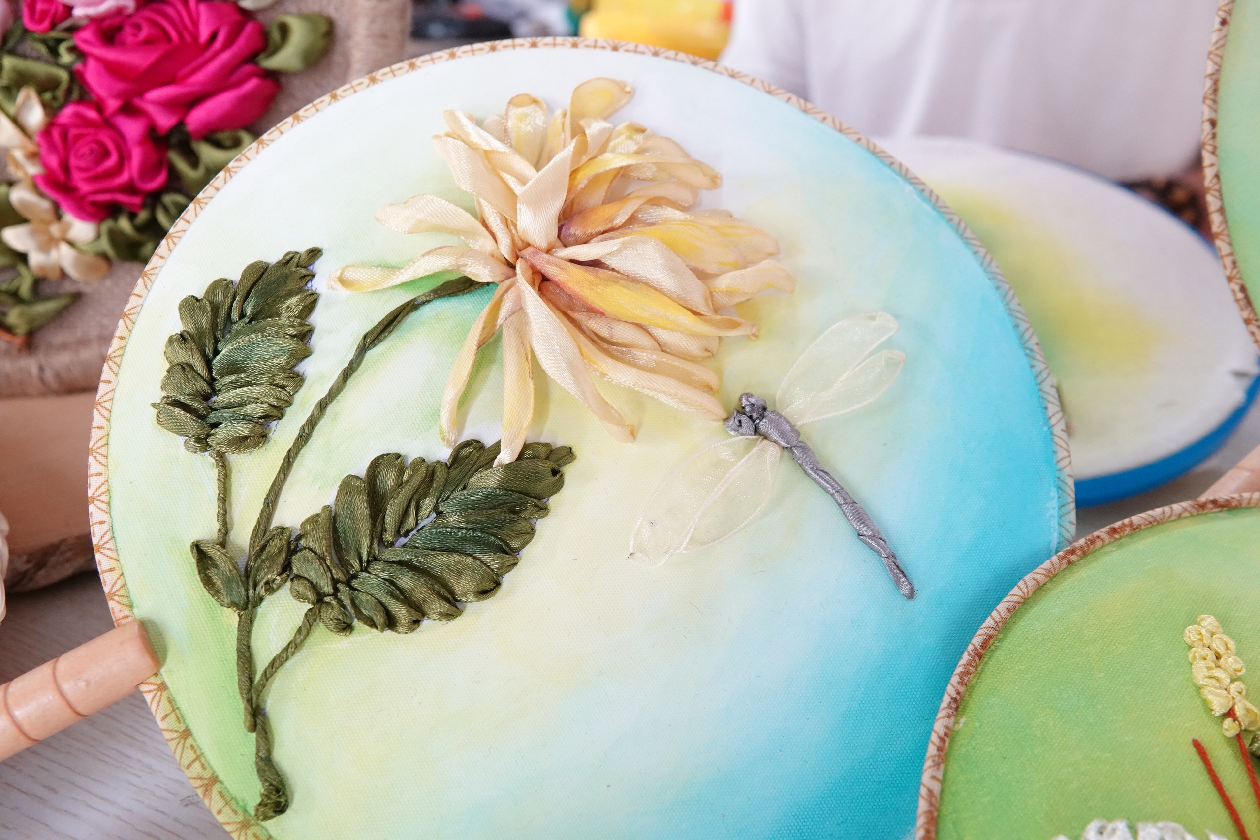 Thợ may Cần Thơ trình làng kỹ thuật thêu lạ, mặt sau đẹp không kém mặt trước- Ảnh 2. Thợ may Cần Thơ trình làng kỹ thuật thêu lạ, mặt sau đẹp không kém mặt trước- Ảnh 2.