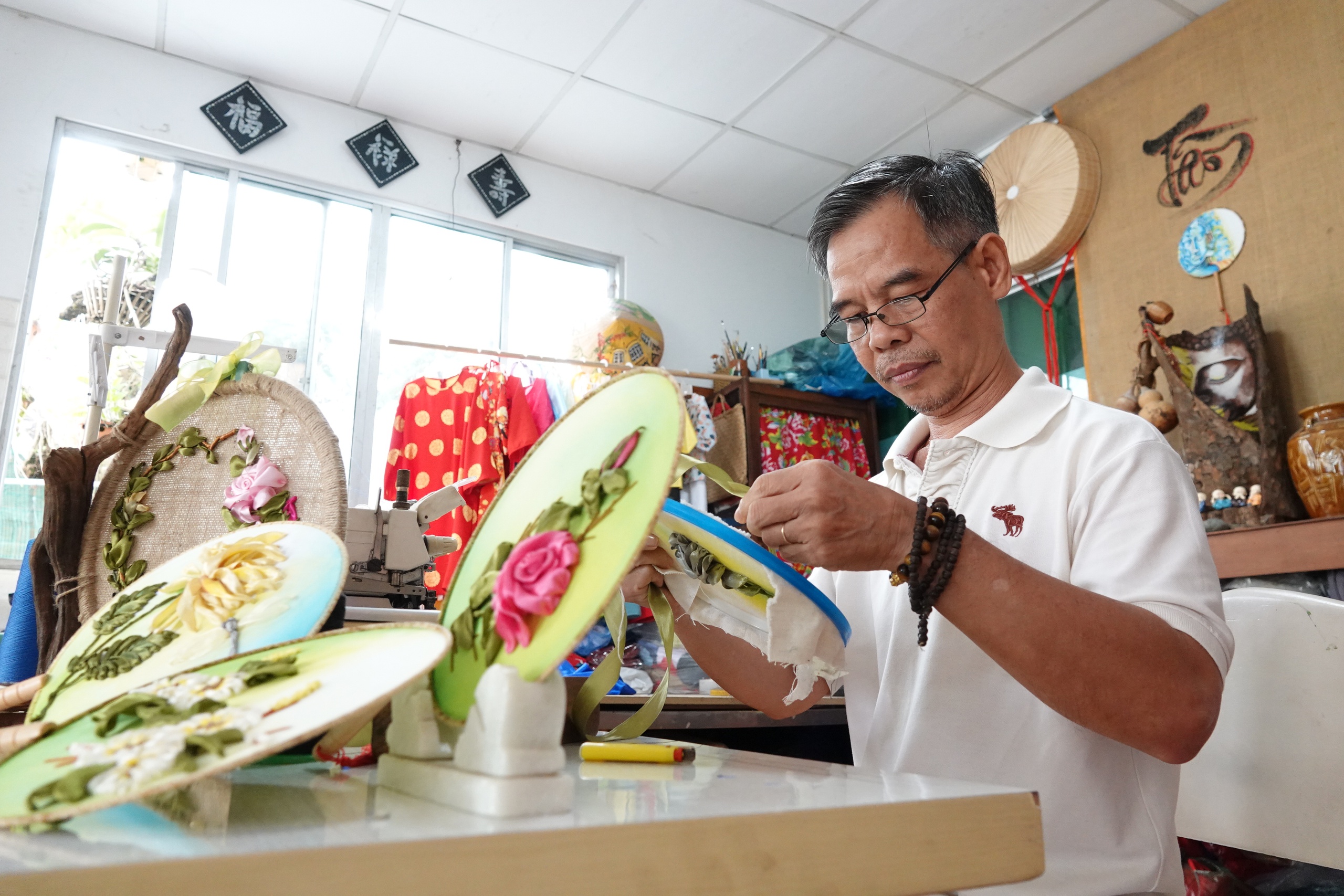 Thợ may Cần Thơ trình làng kỹ thuật thêu lạ, mặt sau đẹp không kém mặt trước- Ảnh 1. Thợ may Cần Thơ trình làng kỹ thuật thêu lạ, mặt sau đẹp không kém mặt trước- Ảnh 1.