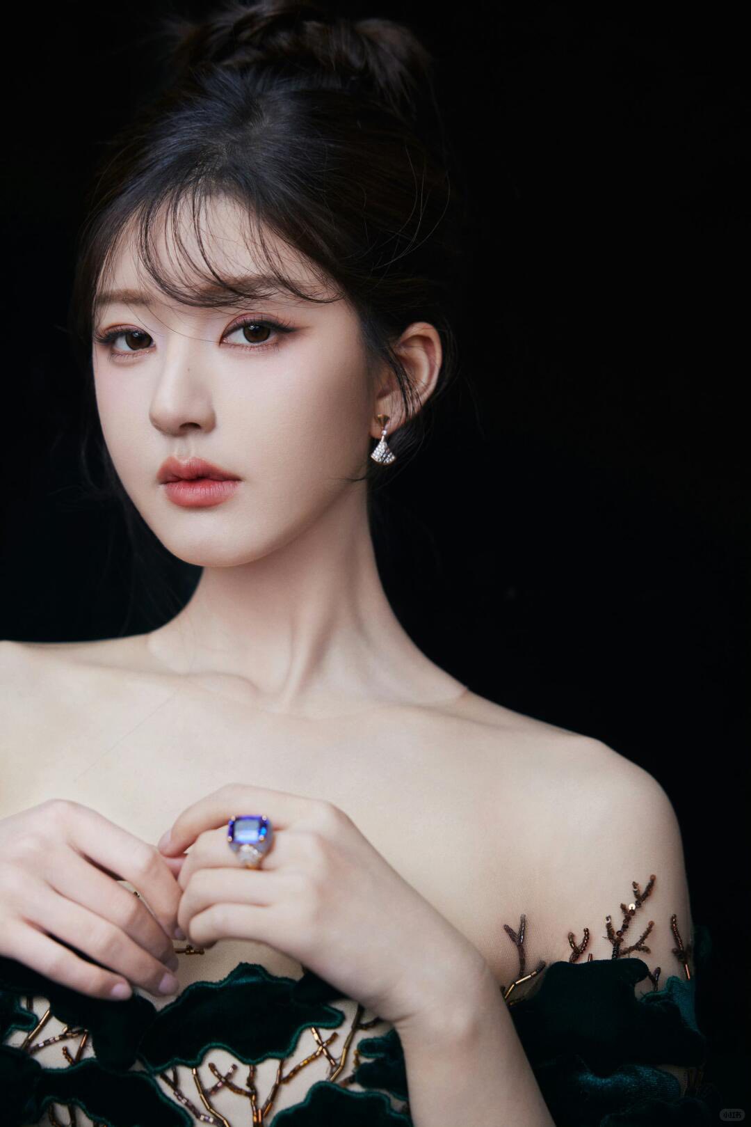 Triệu Lộ Tư, Bạch Lộc kiếm được 74 tỉ đồng cho mỗi bộ phim? - Ảnh 1. Triệu Lộ Tư, Bạch Lộc kiếm được 74 tỉ đồng cho mỗi bộ phim? - Ảnh 1.