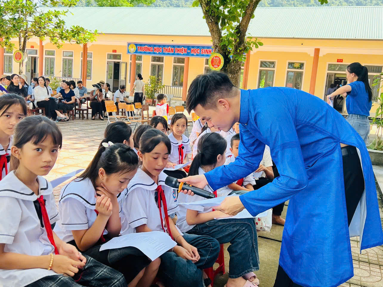 Người 'truyền lửa' dân ca ví, dặm Nghệ Tĩnh cho thế hệ trẻ - Ảnh 3.