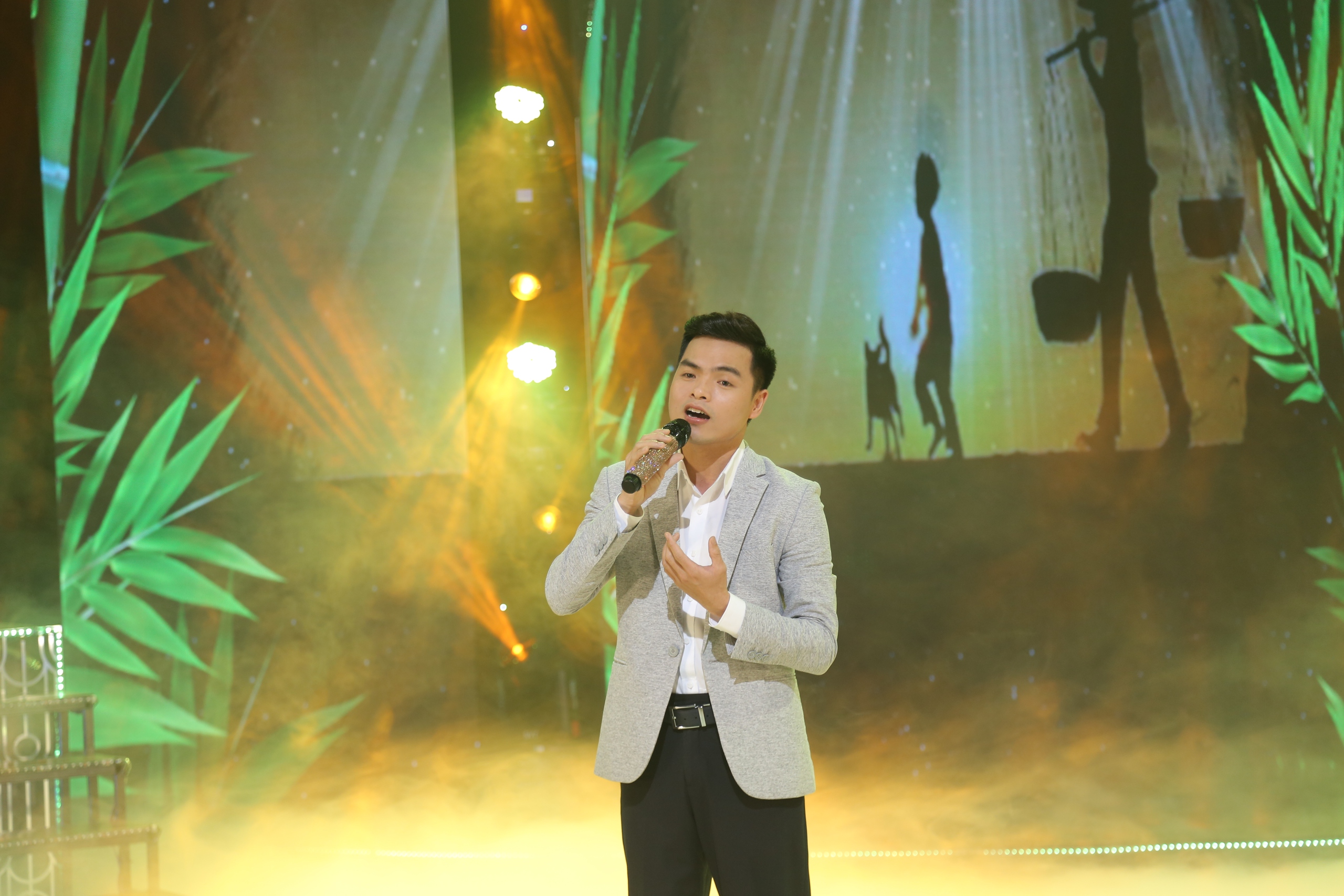 Người 'truyền lửa' dân ca ví, dặm Nghệ Tĩnh cho thế hệ trẻ - Ảnh 1.