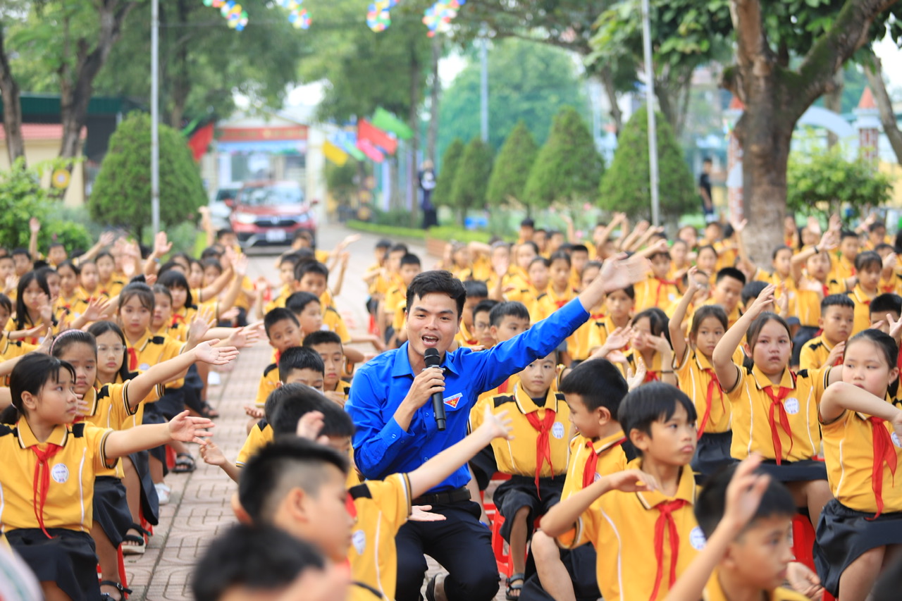 Người 'truyền lửa' dân ca ví, dặm Nghệ Tĩnh cho thế hệ trẻ - Ảnh 2.