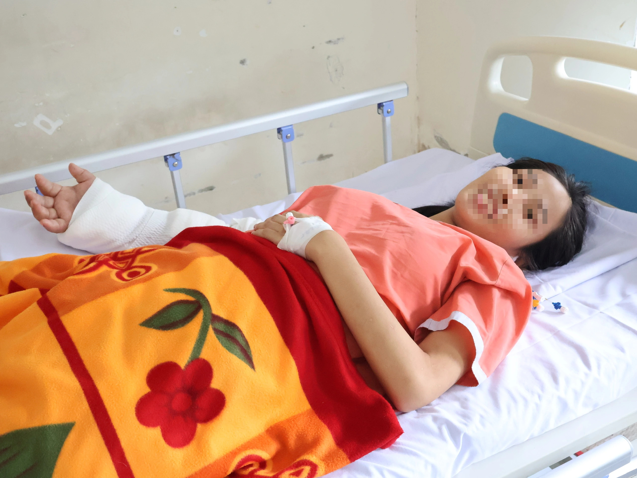 Sản phụ song thai được nối bàn tay đứt lìa ở TP.HCM: 'Tôi bật khóc'- Ảnh 9. Sản phụ song thai được nối bàn tay đứt lìa ở TP.HCM: 'Tôi bật khóc'- Ảnh 9.