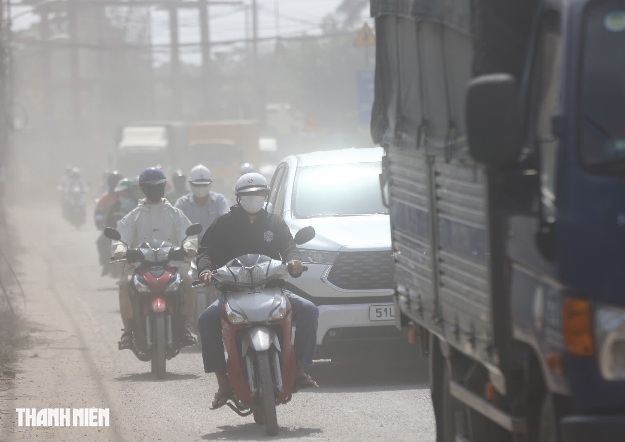 Xe máy lọt thỏm giữa 'cơn bão bụi mịn' và đoàn container: Coi chừng tai nạn! - Ảnh 9.