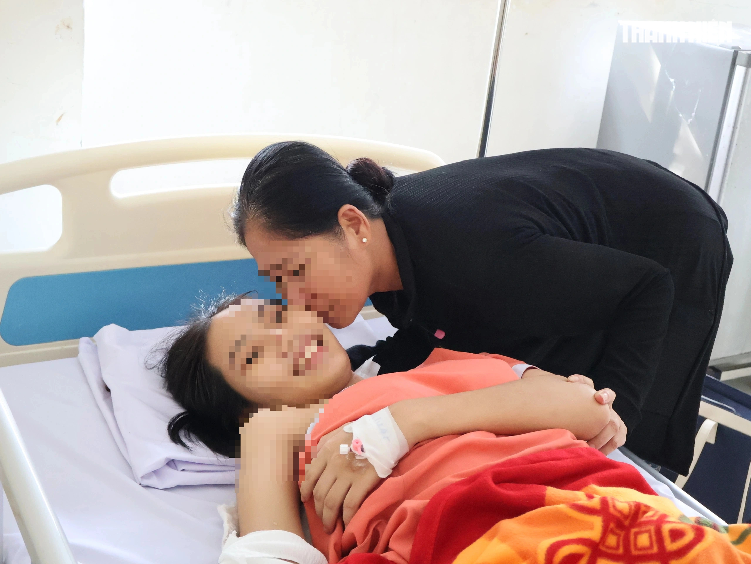 Sản phụ song thai được nối bàn tay đứt lìa ở TP.HCM: 'Tôi bật khóc'- Ảnh 10. Sản phụ song thai được nối bàn tay đứt lìa ở TP.HCM: 'Tôi bật khóc'- Ảnh 10.