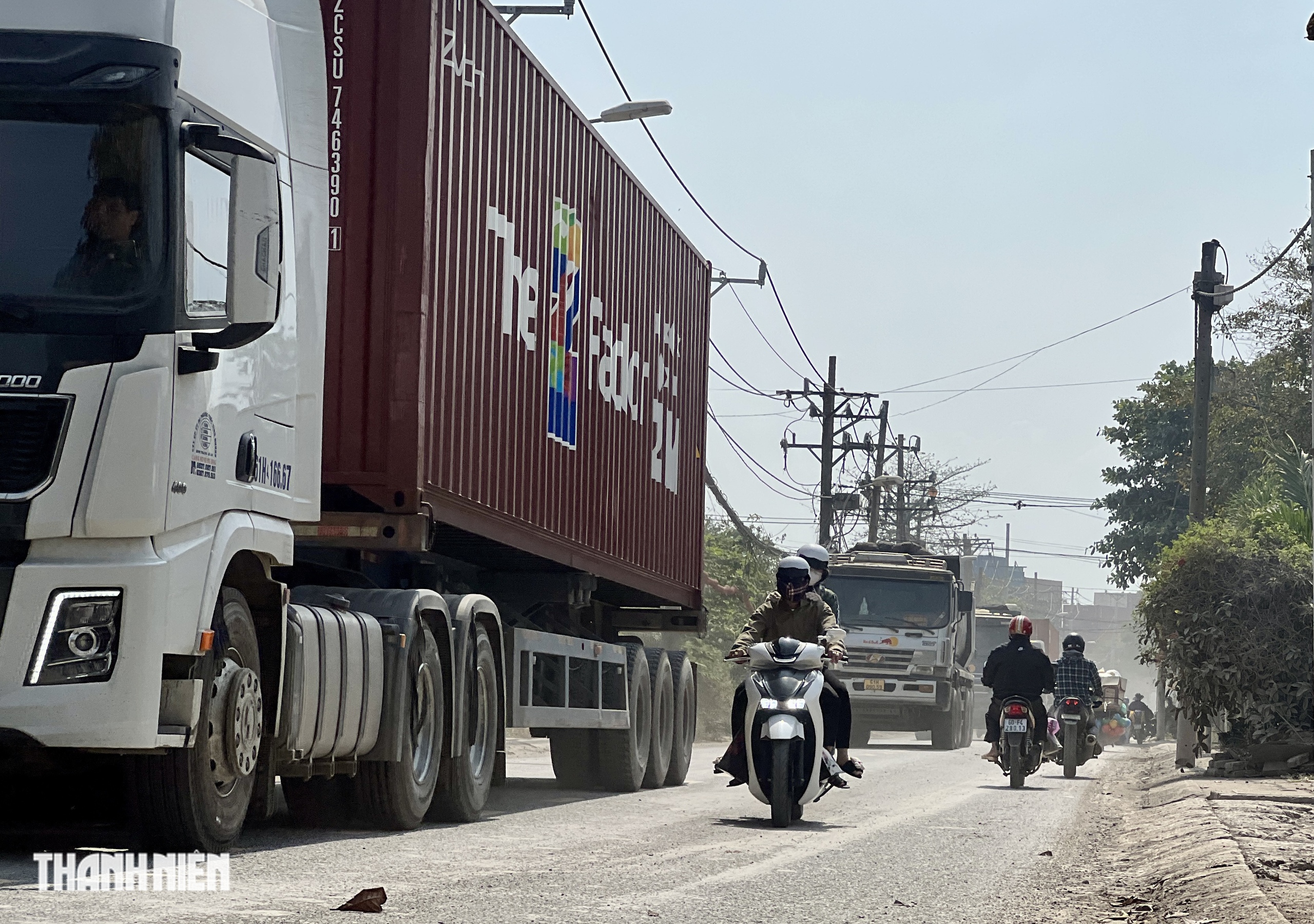 Xe máy lọt thỏm giữa 'cơn bão bụi mịn' và đoàn container: Coi chừng tai nạn! - Ảnh 4.