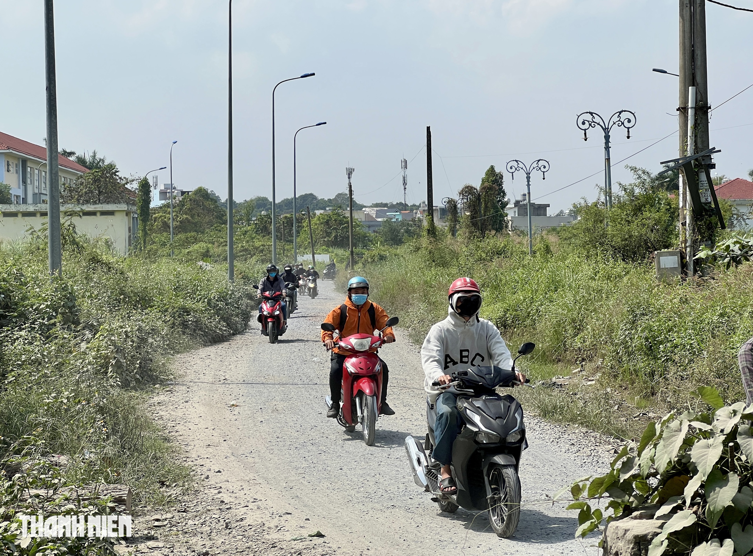 Xe máy lọt thỏm giữa 'cơn bão bụi mịn' và đoàn container: Coi chừng tai nạn! - Ảnh 10.