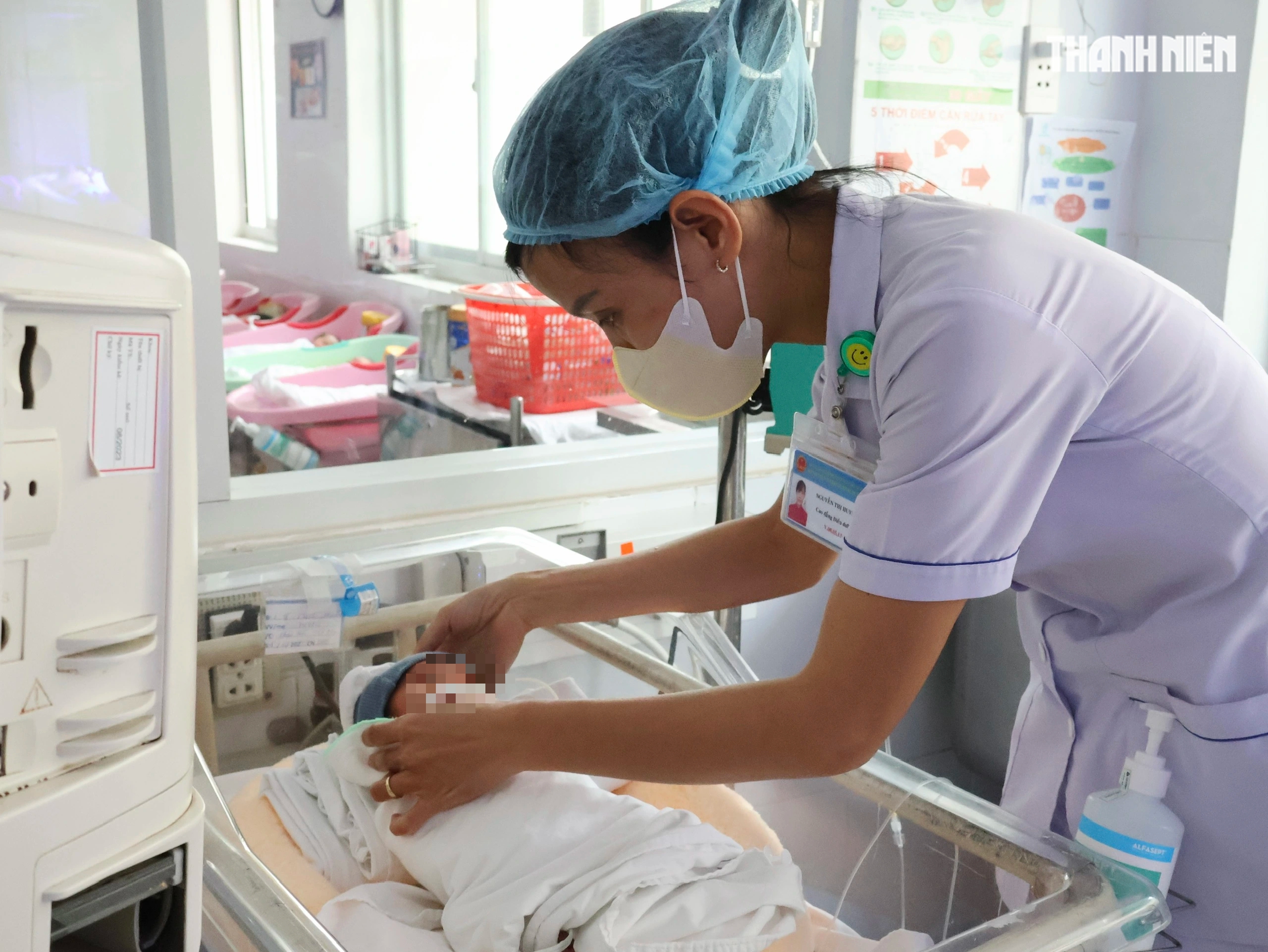 Sản phụ song thai được nối bàn tay đứt lìa ở TP.HCM: 'Tôi bật khóc'- Ảnh 8. Sản phụ song thai được nối bàn tay đứt lìa ở TP.HCM: 'Tôi bật khóc'- Ảnh 8.