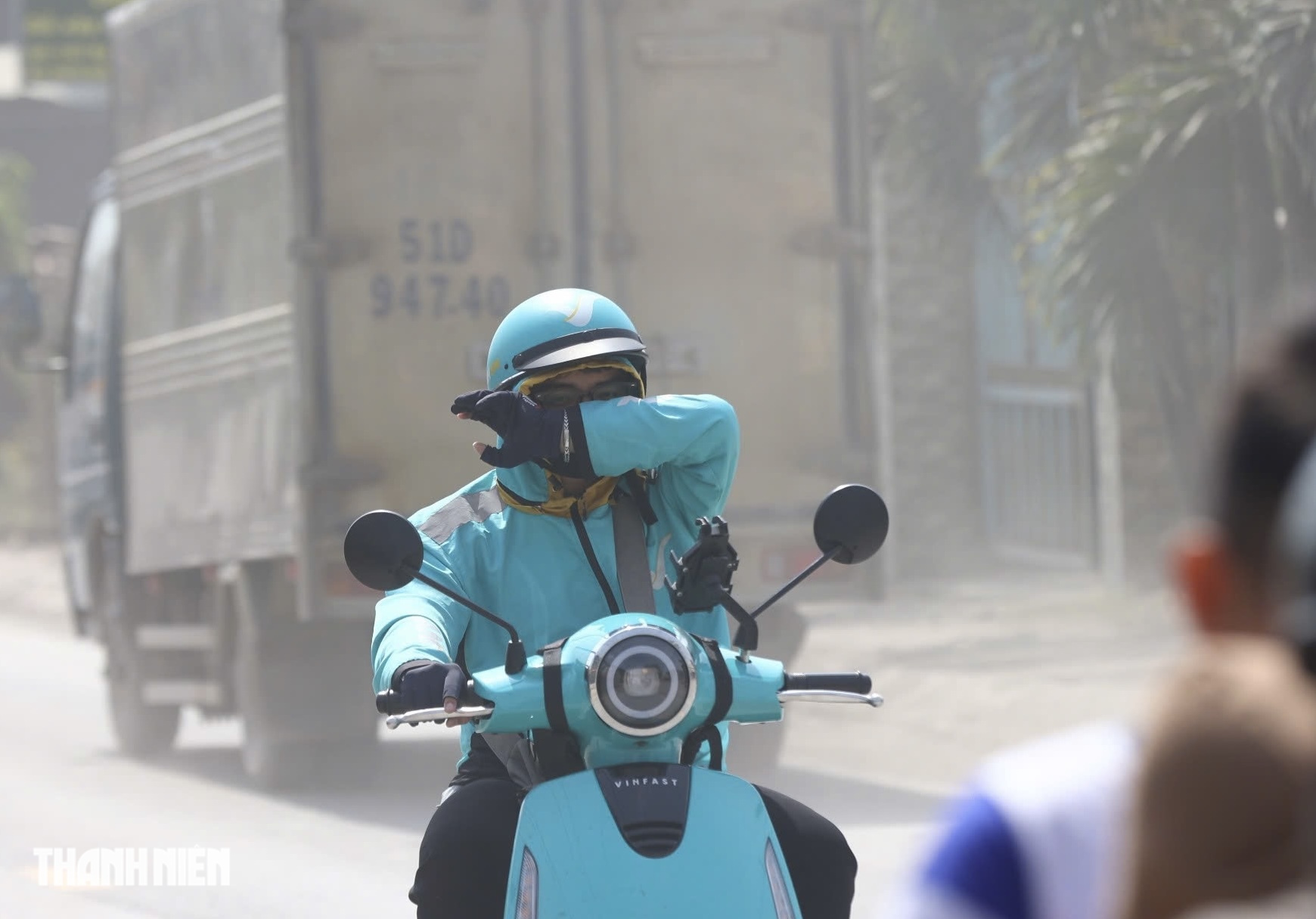 Xe máy lọt thỏm giữa 'cơn bão bụi mịn' và đoàn container: Coi chừng tai nạn! - Ảnh 8.