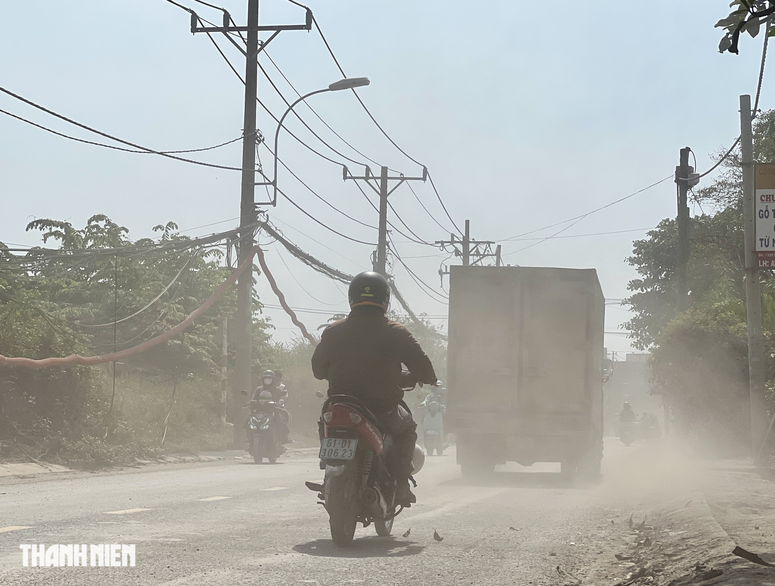 Xe máy lọt thỏm giữa 'cơn bão bụi mịn' và đoàn container: Coi chừng tai nạn! - Ảnh 3.
