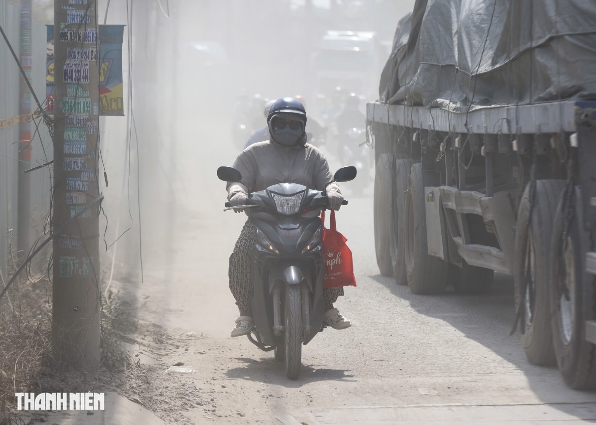 Xe máy lọt thỏm giữa 'cơn bão bụi mịn' và đoàn container: Coi chừng tai nạn! - Ảnh 7.