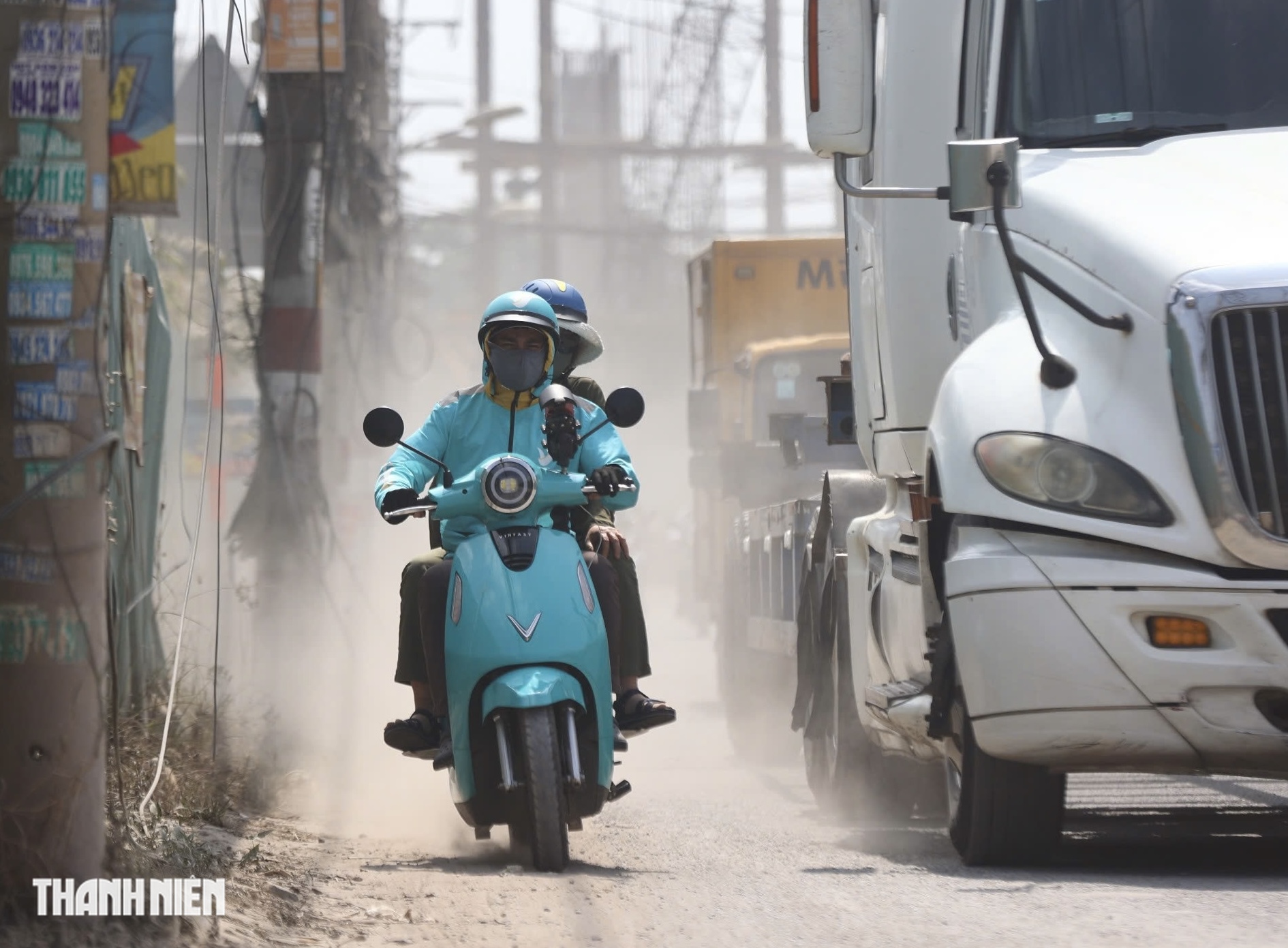 Xe máy lọt thỏm giữa 'cơn bão bụi mịn' và đoàn container: Coi chừng tai nạn! - Ảnh 6.