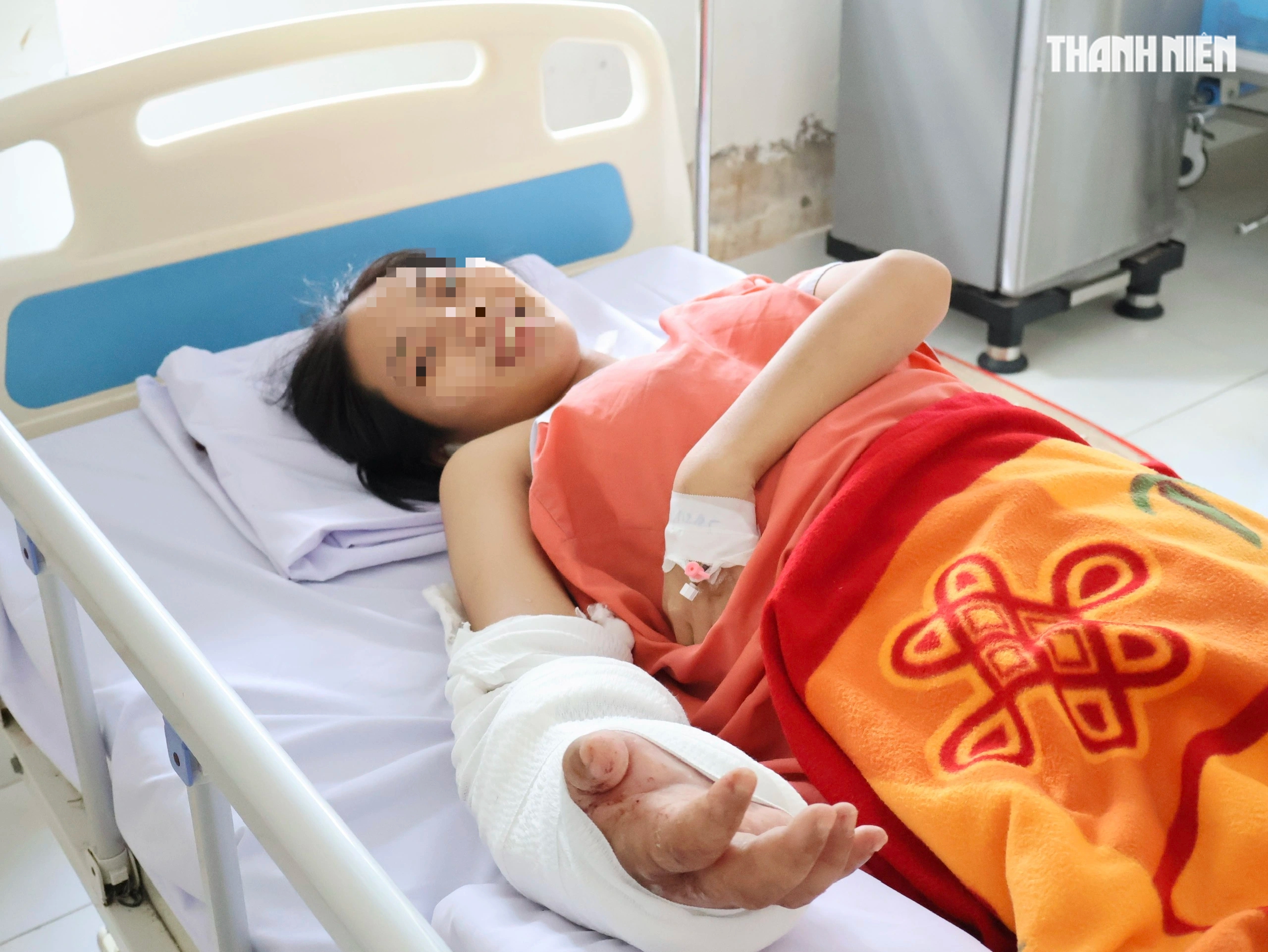 Sản phụ song thai được nối bàn tay đứt lìa ở TP.HCM: 'Tôi bật khóc'- Ảnh 3. Sản phụ song thai được nối bàn tay đứt lìa ở TP.HCM: 'Tôi bật khóc'- Ảnh 3.