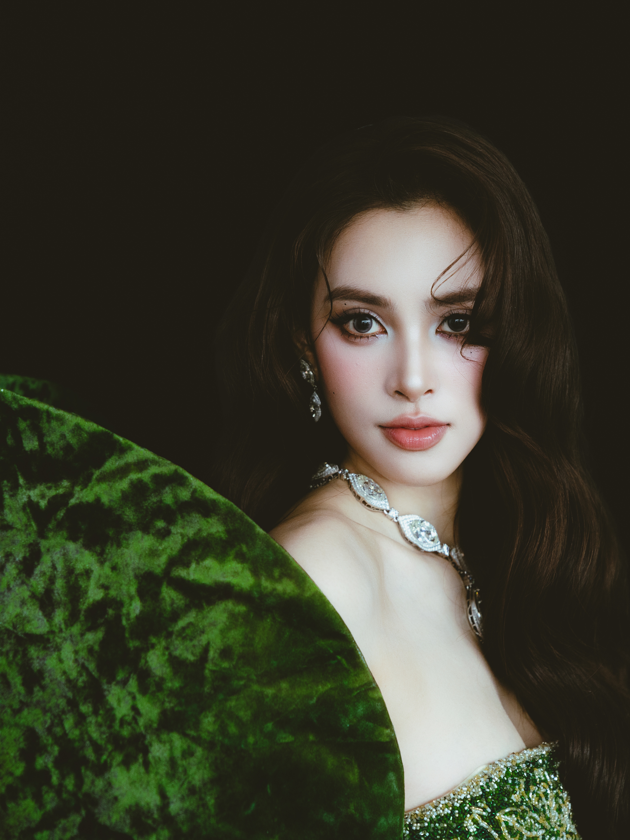 Tiểu Vy tái xuất sau phim trăm tỉ, kết hợp cùng đàn anh hơn 12 tuổi - Ảnh 1.