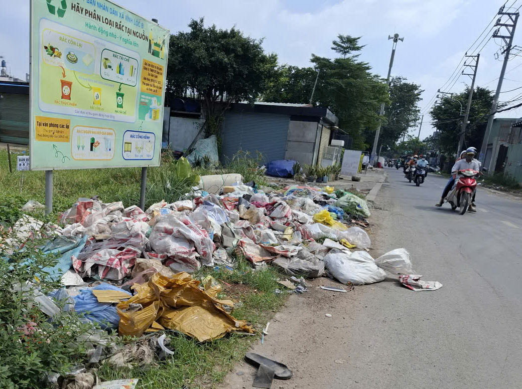 Rác tràn lan gây ô nhiễm đường phố- Ảnh 1. Rác tràn lan gây ô nhiễm đường phố- Ảnh 1.