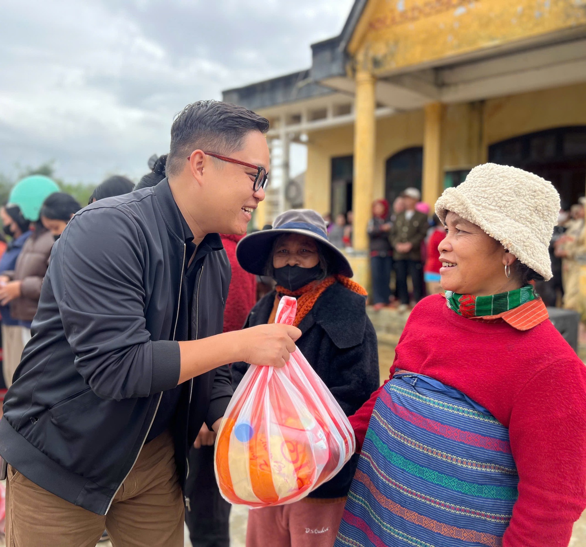 Vượt đèo sạt lở mang quà đến với bà con vùng biên TP.Huế- Ảnh 1. Vượt đèo sạt lở mang quà đến với bà con vùng biên TP.Huế- Ảnh 1.