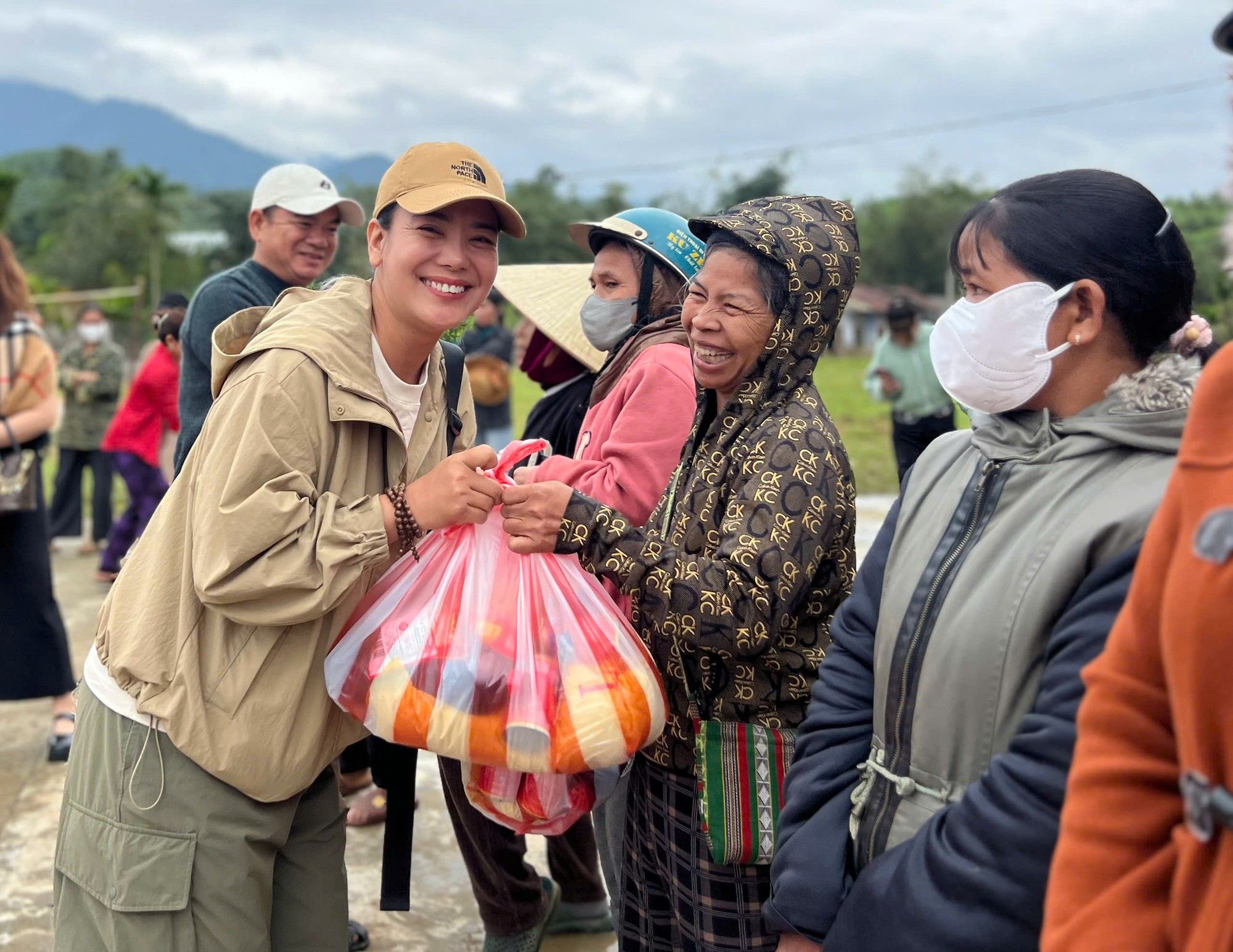 Vượt đèo sạt lở mang quà đến với bà con vùng biên TP.Huế- Ảnh 2. Vượt đèo sạt lở mang quà đến với bà con vùng biên TP.Huế- Ảnh 2.