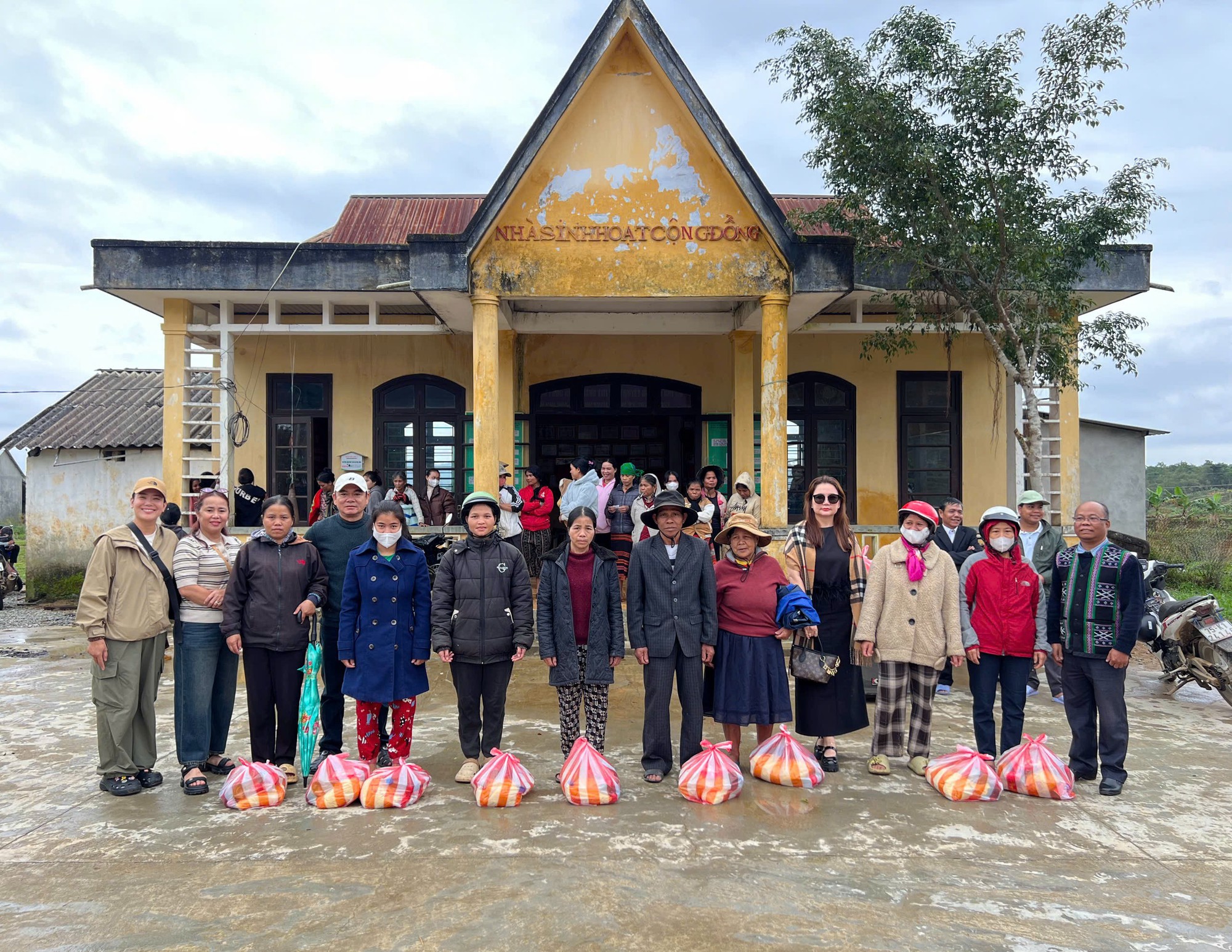 Vượt đèo sạt lở mang quà đến với bà con vùng biên TP.Huế- Ảnh 3. Vượt đèo sạt lở mang quà đến với bà con vùng biên TP.Huế- Ảnh 3.