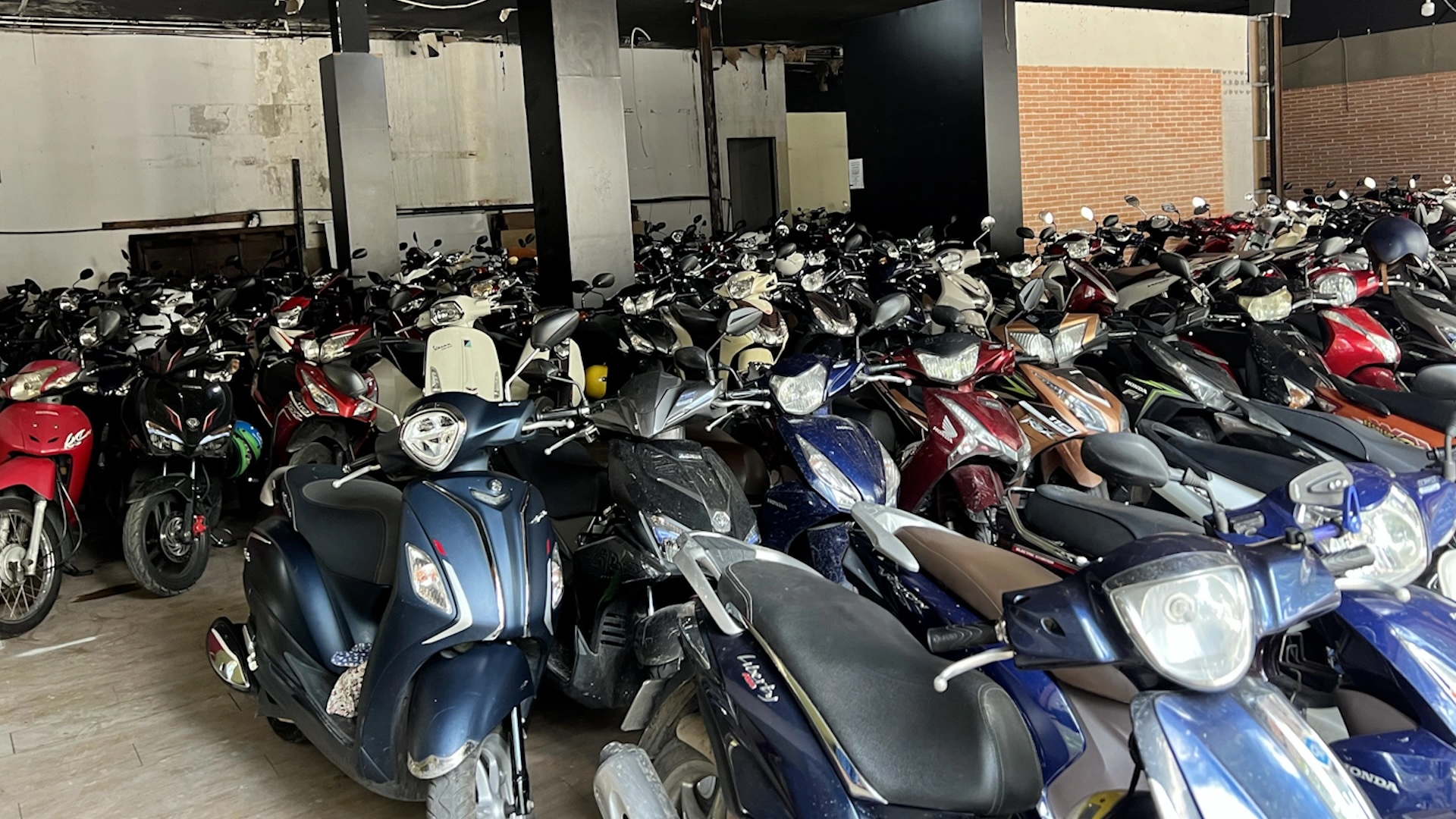 Xe máy 'trùm mền' lâu ngày: Có cần tháo bình ắc-quy để bảo vệ xe? - Ảnh 1. Xe máy 'trùm mền' lâu ngày: Có cần tháo bình ắc-quy để bảo vệ xe? - Ảnh 1.