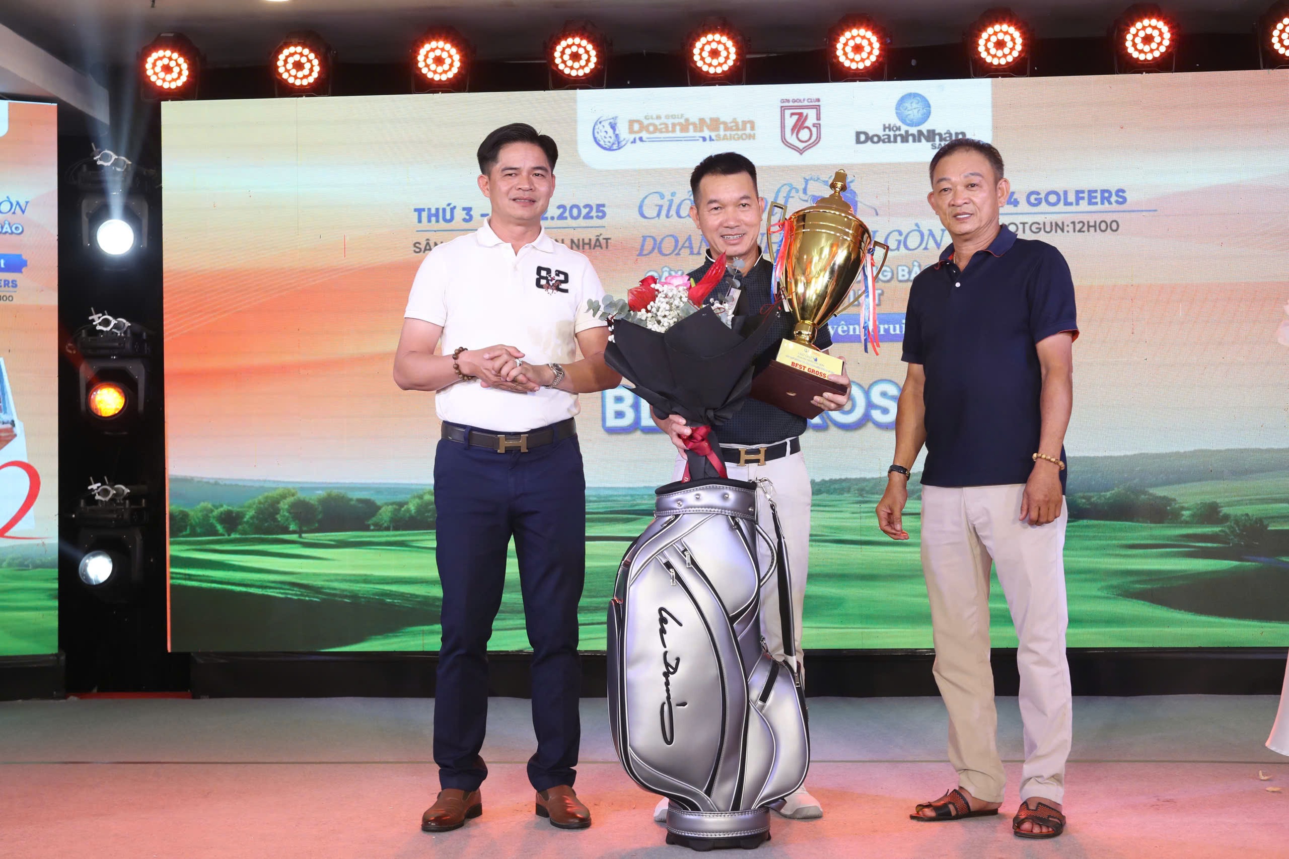 Doanh nhân Sài Gòn đánh golf gây quỹ tiếp sức đồng bào miền Trung sau lũ - Ảnh 2.